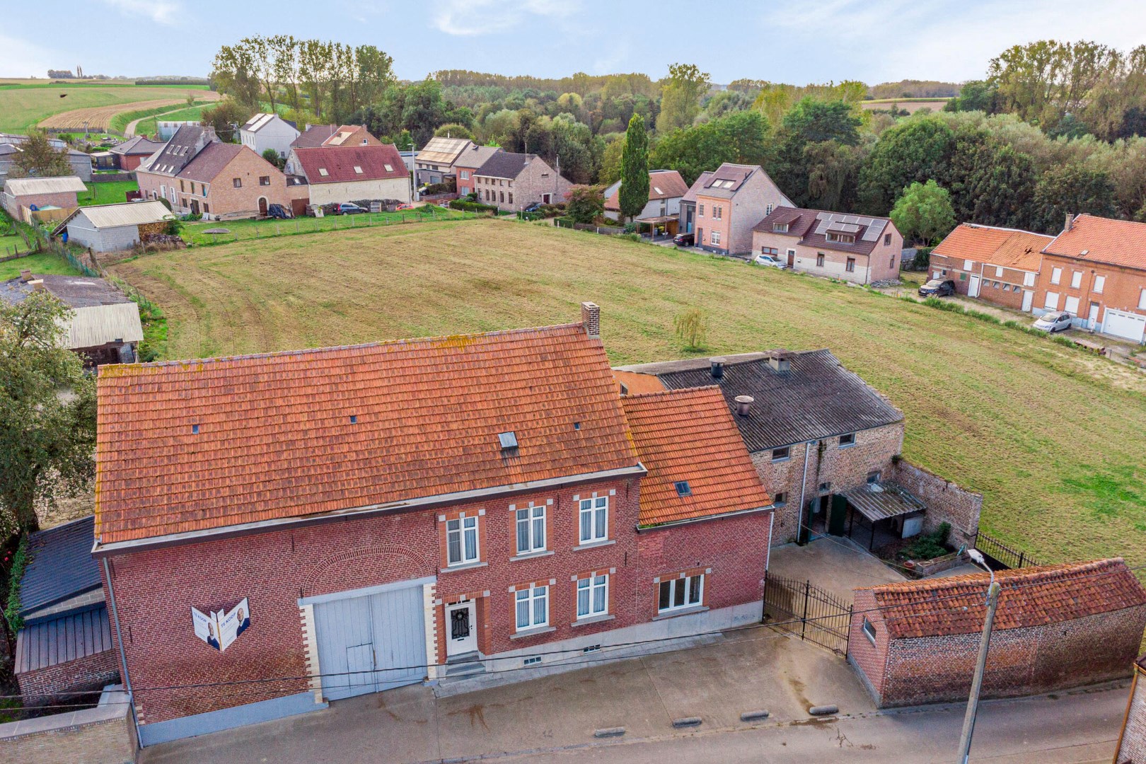 Ruime, rustig gelegen hoeve in Hoksem - bewoonbare opp. 225 m&#178; - totale oppervlakte 525 m&#178; - EPC 787 KWh/m&#178; 