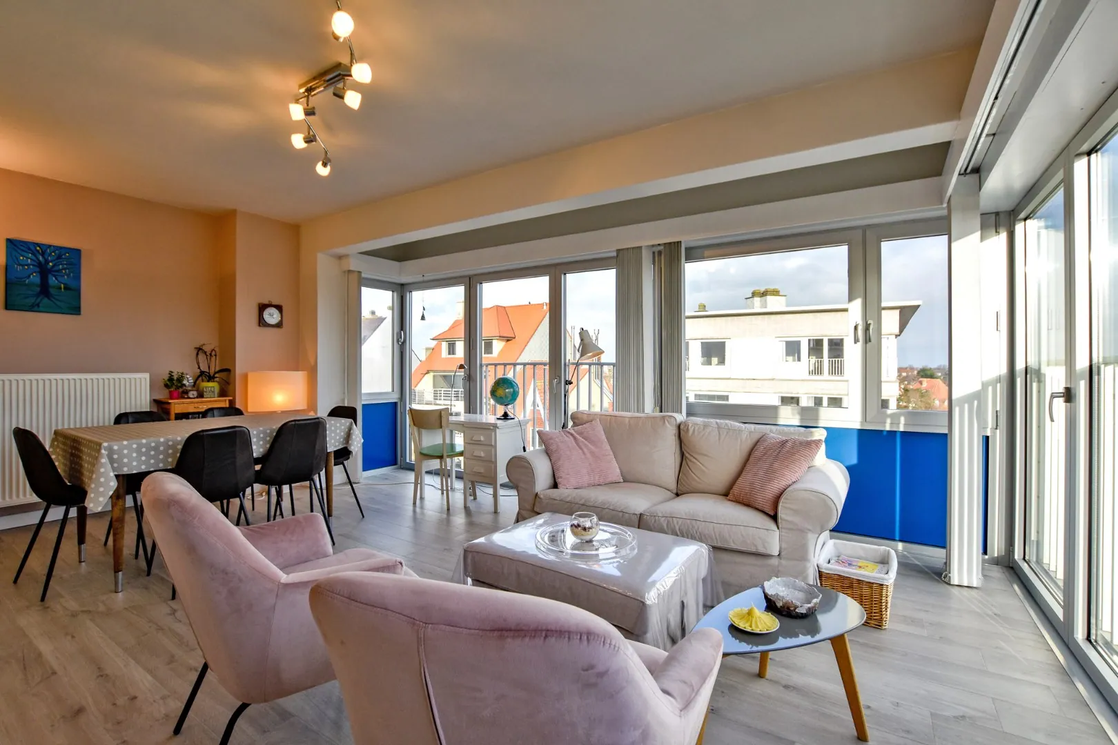 Gemeubeld lichtrijk hoekappartement met 2 slaapkamers te Koksijde-Bad, op 450m van de zee. 