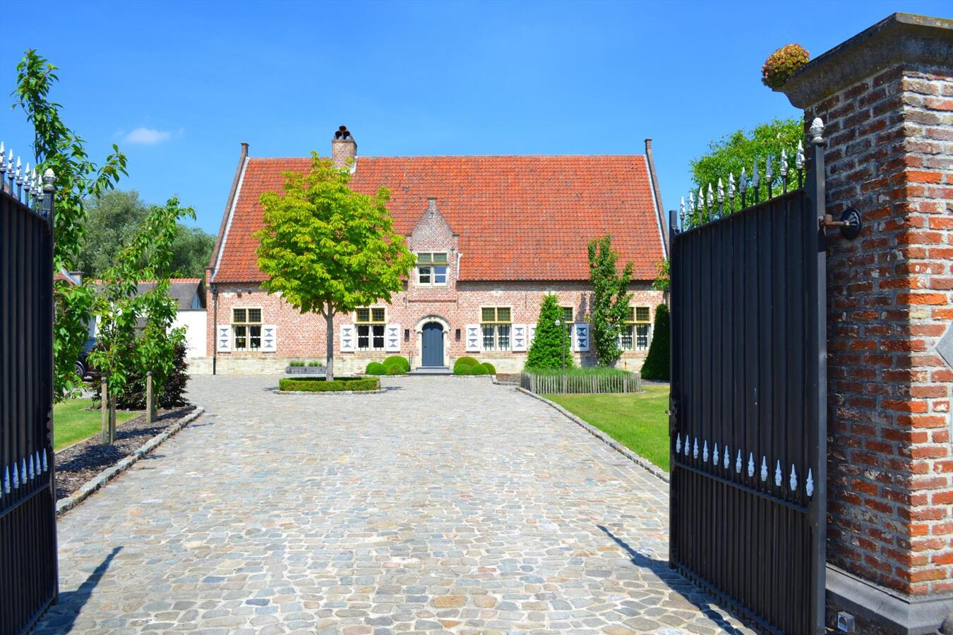 Historische herenhoeve te Lokeren op ca. 1,1Ha 