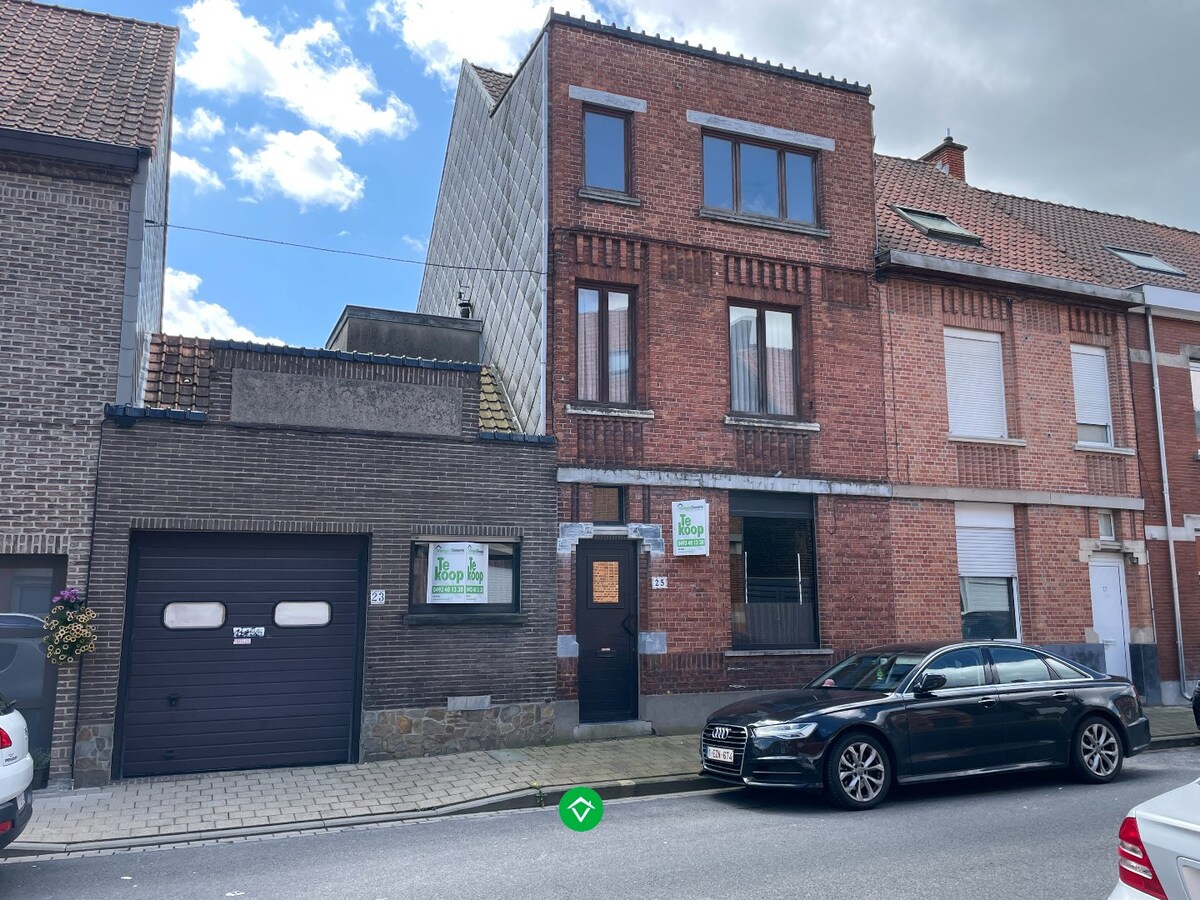 Woning met 3 slaapkamers, zeer grote werkplaats/garage/loods en tuin te Roeselare 