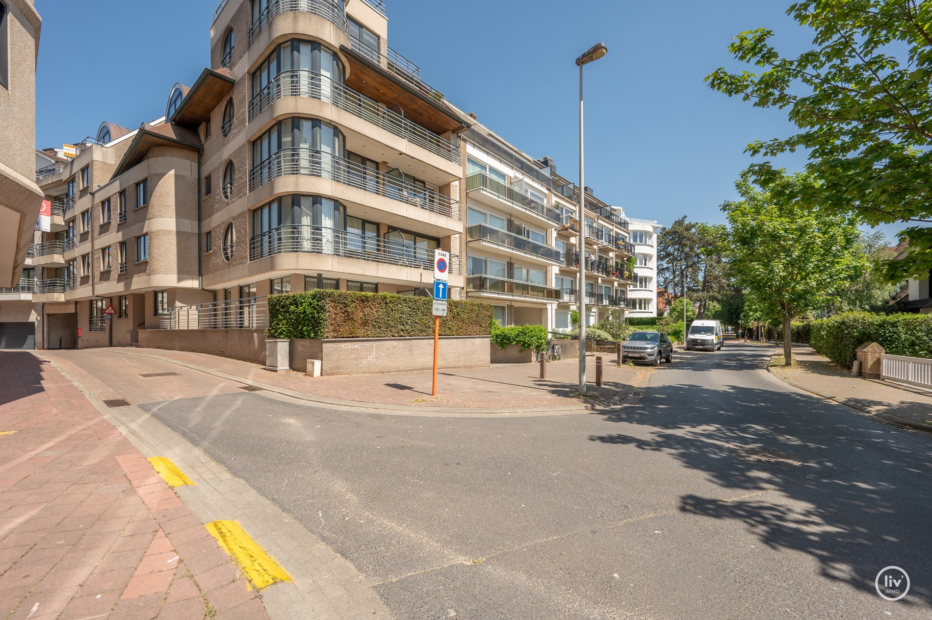 Stijlvol gerenoveerd hoekappartement  (130 m2) met royale gevelbreedte en zuidgerichte terras. 
