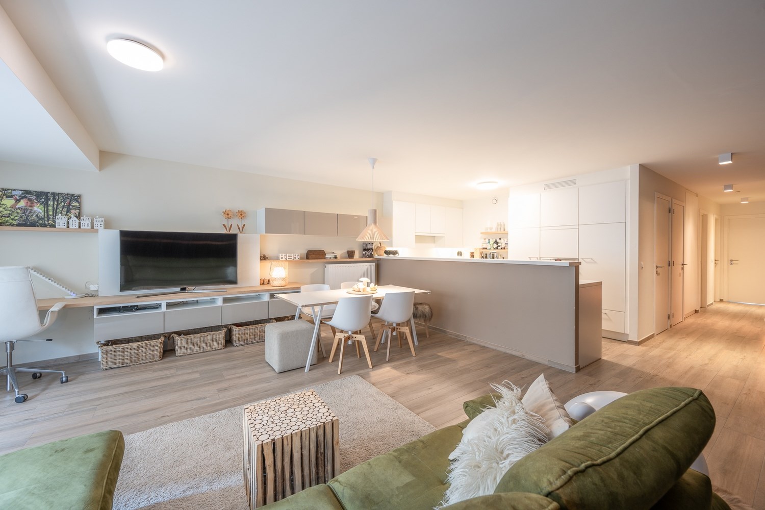 MEUBL&#201; : Appartement rez-de-chauss&#233;e unique et r&#233;cemment meubl&#233; avec un beau jardin ensoleill&#233;, id&#233;alement situ&#233; pr&#232;s de l&#39;avenue Dumortier &#224; Knokke. 