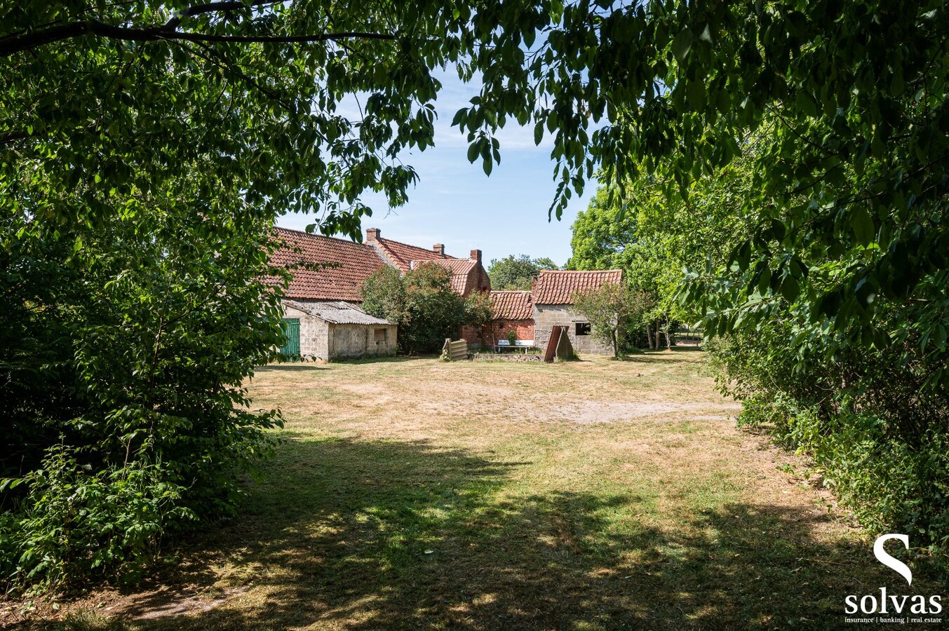 Hoeve en bijgebouwen op een riant perceel van maar liefst 9000 m&#178; 