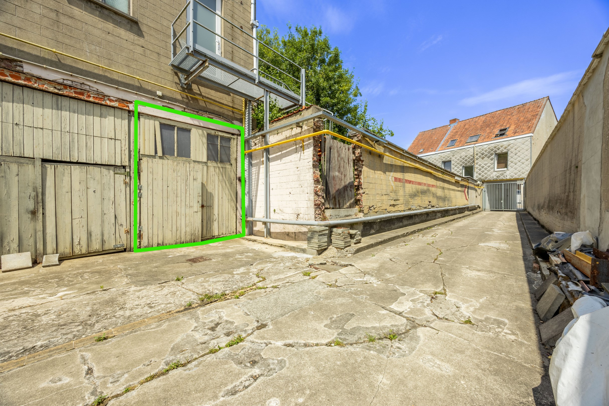 TE RENOVEREN WONING MET GARAGE 