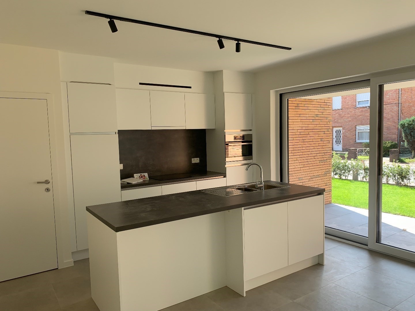 Rustig gelegen 2-slaapkamer appartement met open staanplaats 