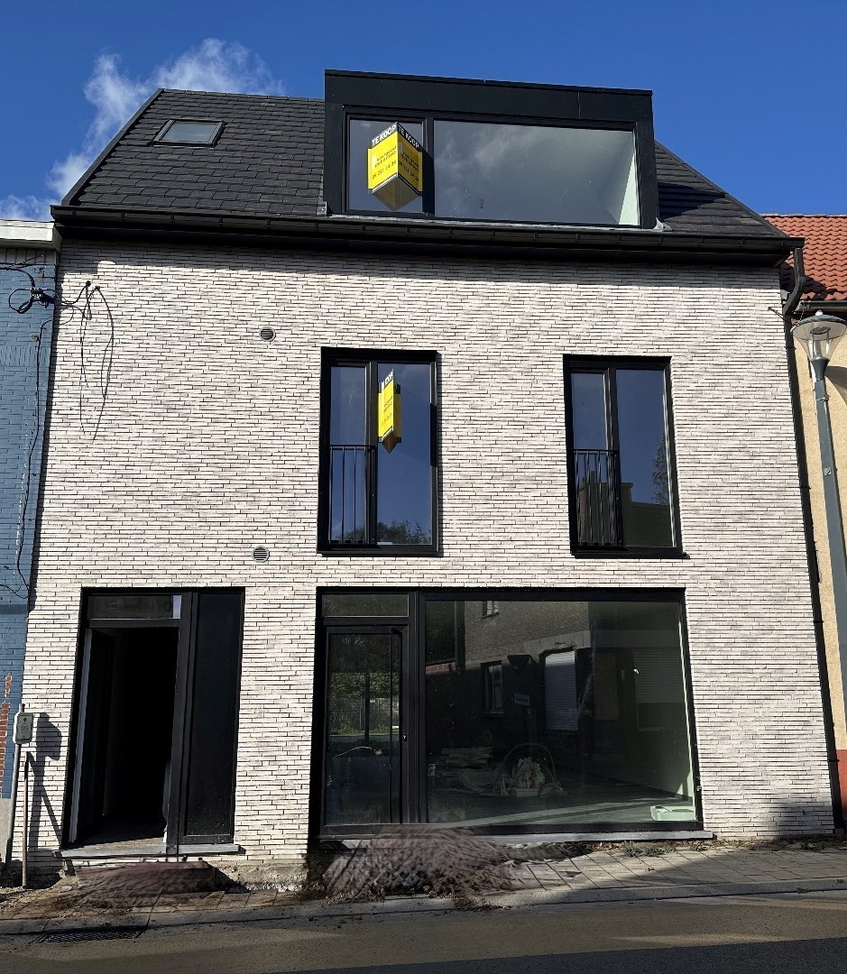 Handelspand met terras op het gelijkvloers in het centrum 