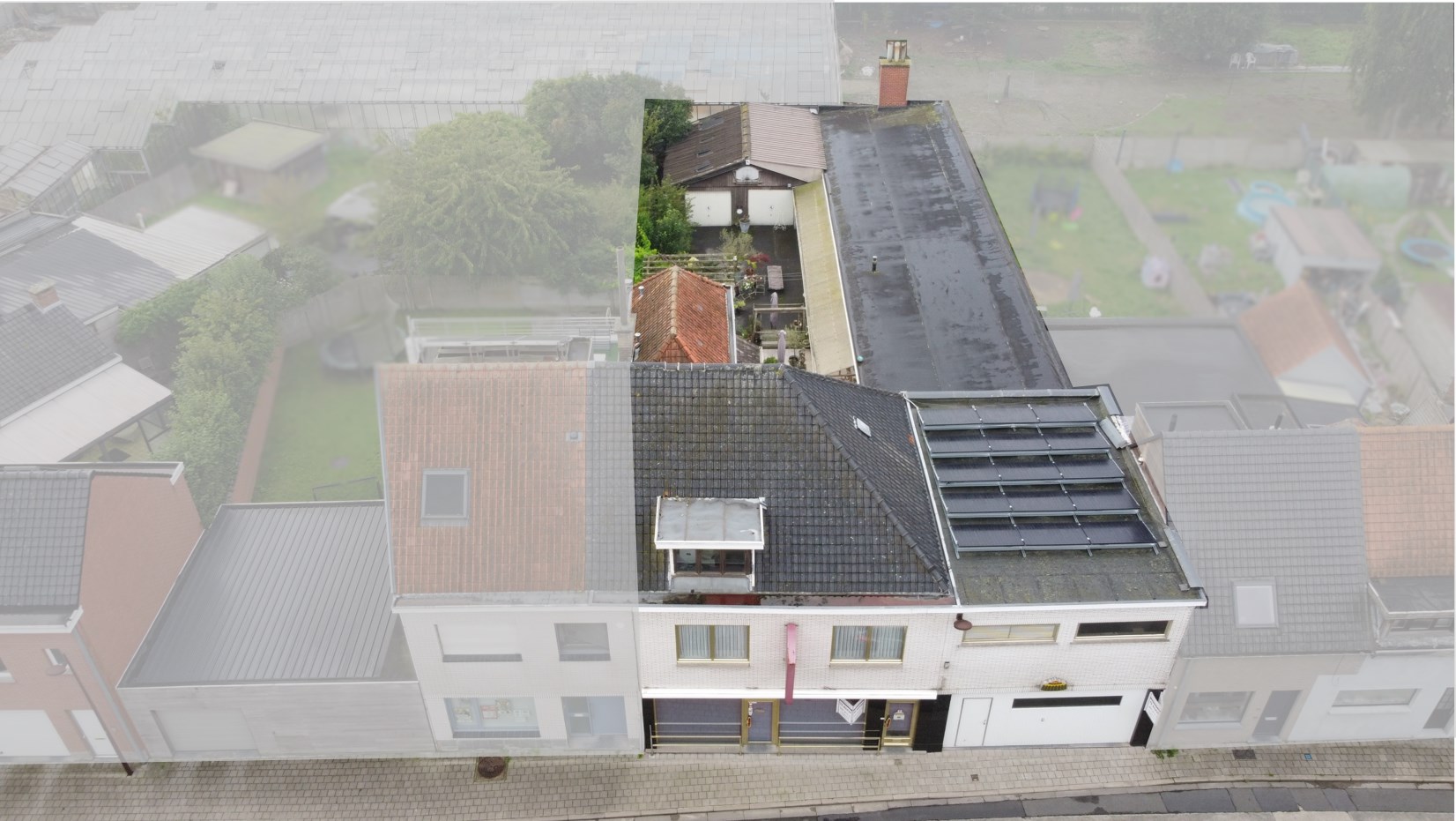 Ruime woning met aangebouwde bijruimte te Desselgem 