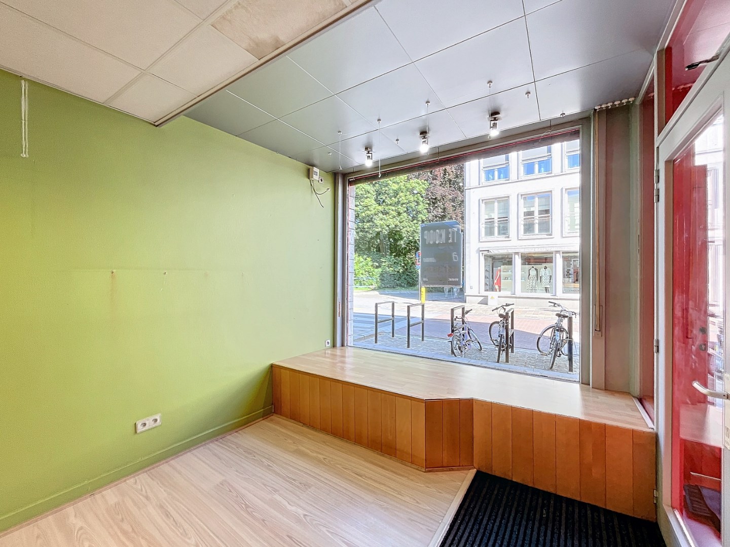 Handelsruimte + duplex-appartement met 1 slaapkamer 