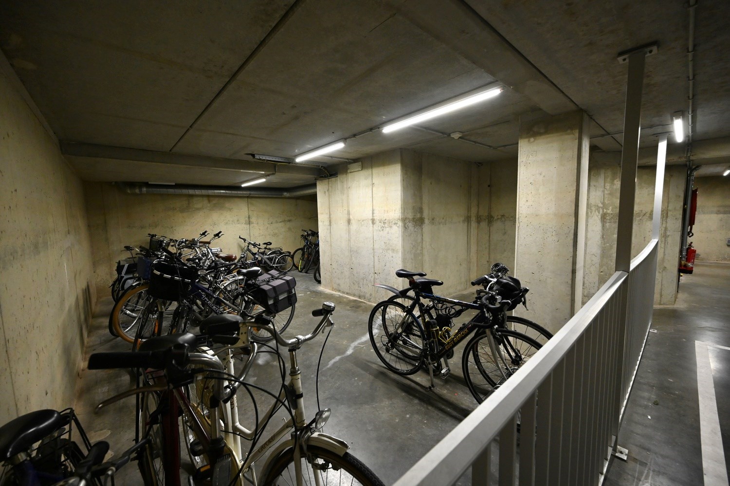 ONGEMEUBELD - Woonappartement in een rustige residentie, op de Lippenslaan (10m fa&#231;ade!). 