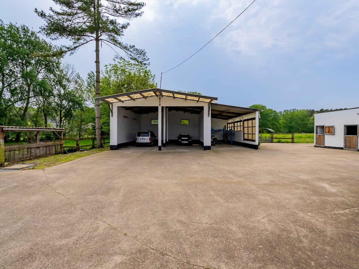 Villa moderne avec des installations &#233;questres sur environ 5,2 hectares &#224; Herselt. 