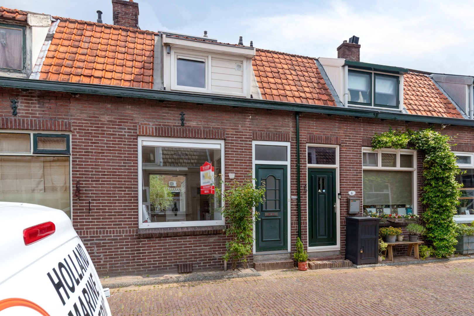 Charmante en knusse uitgebouwde jaren &#39;30 woning met tuin met kunststof kozijnen en gelegen op eigen grond! 