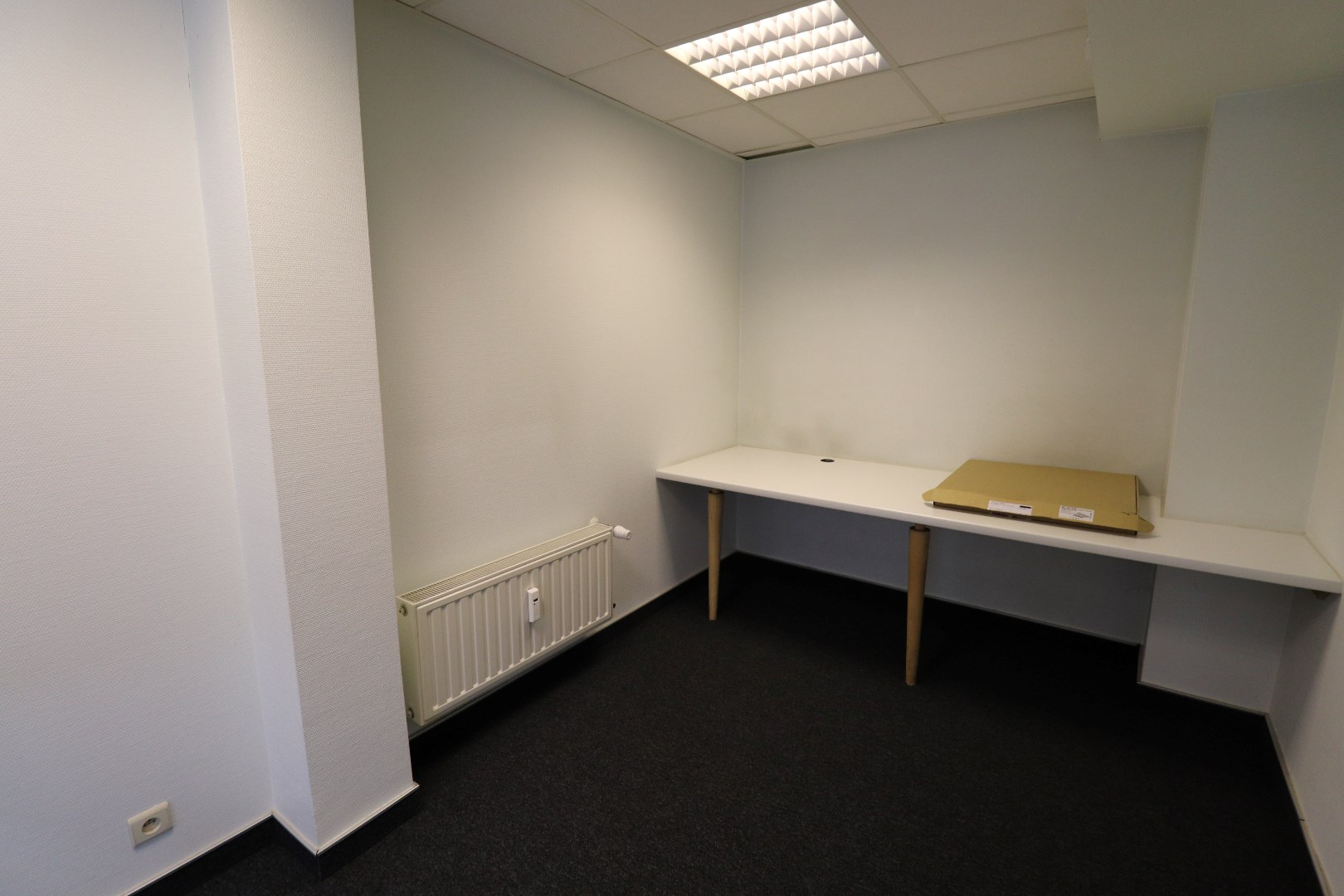 Ruim handelspand (+/- 400m&#178;) te huur gelegen op TOPLOCATIE in Geel! 