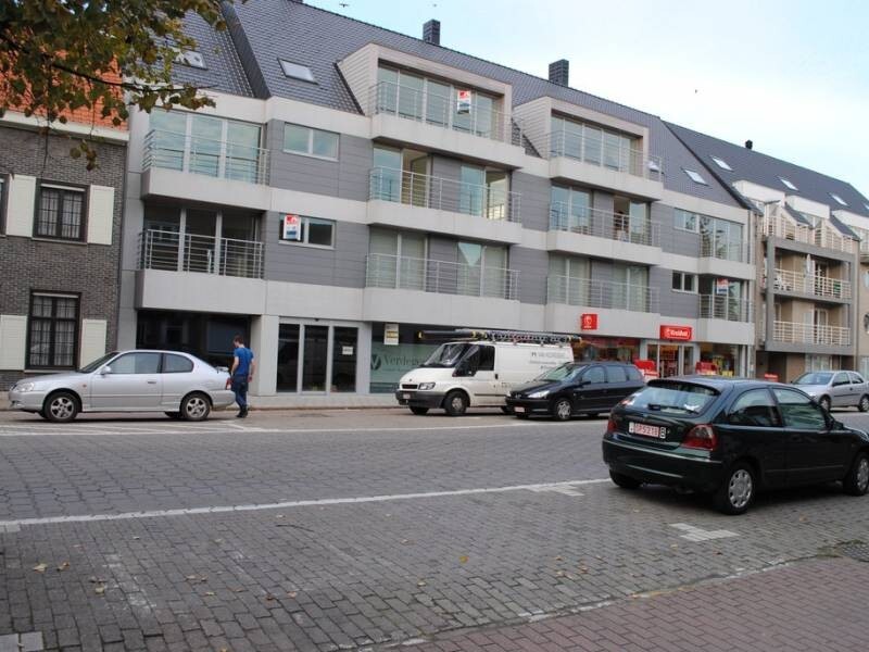 Handelsgelijkvloers van 210m&#178;  in hartje Waarschoot 