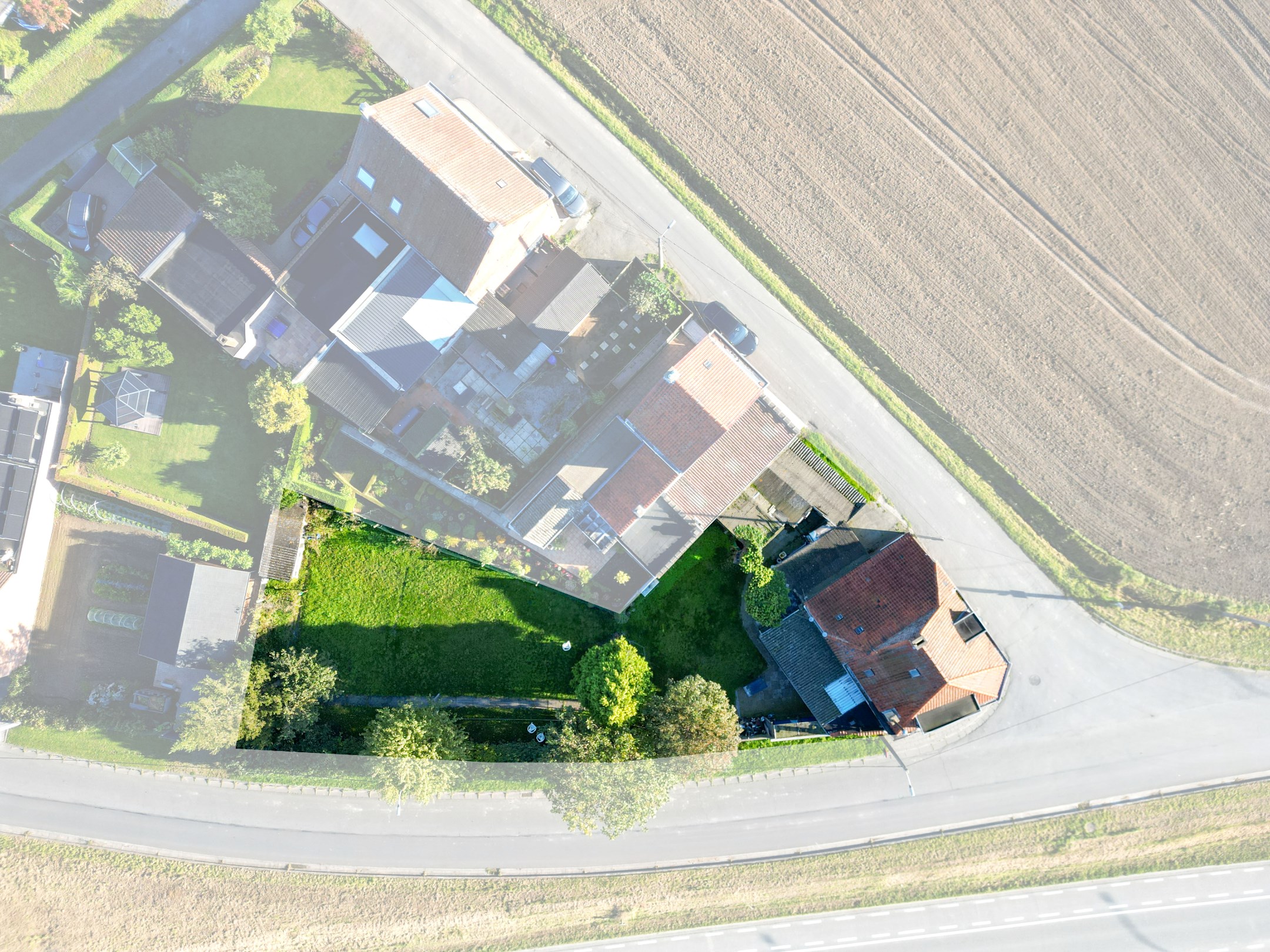 TE RENOVEREN HOEKWONING MET TUIN 