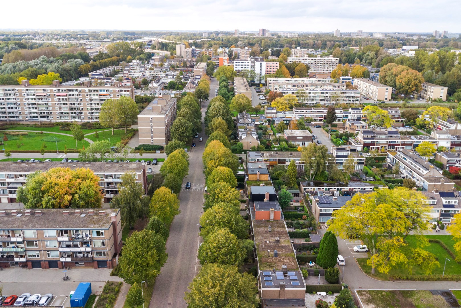 Kopers opgelet! Eenvoudige doch keurige 4 kamer tussenwoning met 3 slaapkamers, balkon, ruime tuin en separaat gelegen berging! 