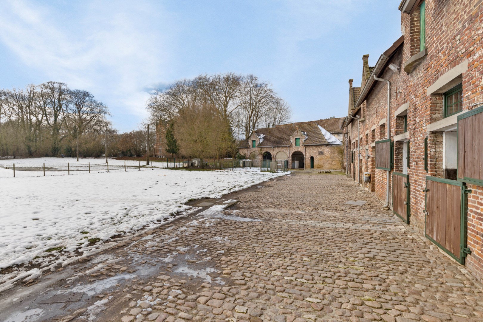 Te koop: Charmante boerderij met paardenstallen van 1ha op toplocatie in Boutersem - bewoonbare opp. 158 m&#178; (uitbreiding mogelijk) 