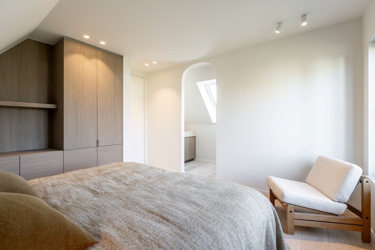 Prachtig gerenoveerde alleenstaande woning met oprit gelegen in een rustige wijk in Knokke nabij de Magere Schorre. 