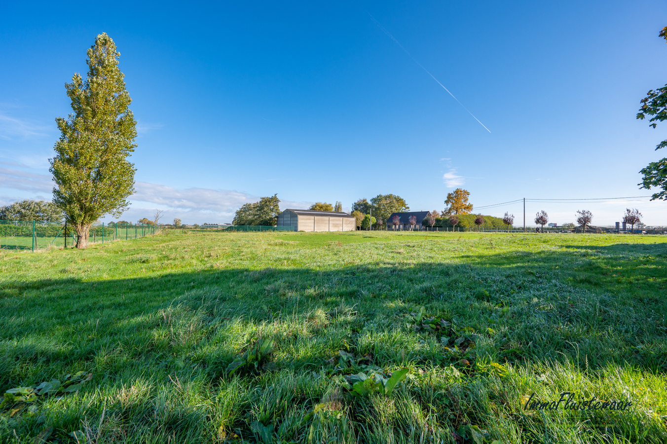 Commercieel gelegen woonst met ruime loodsen en weilanden op ca 2,6 ha te Koolskamp. 