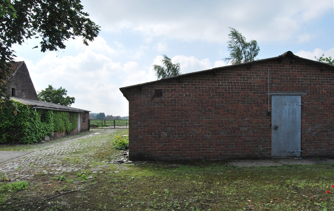 Te renoveren hoeve met stallingen op 9.333m&#178; (+ev. 5ha) te Deinze 