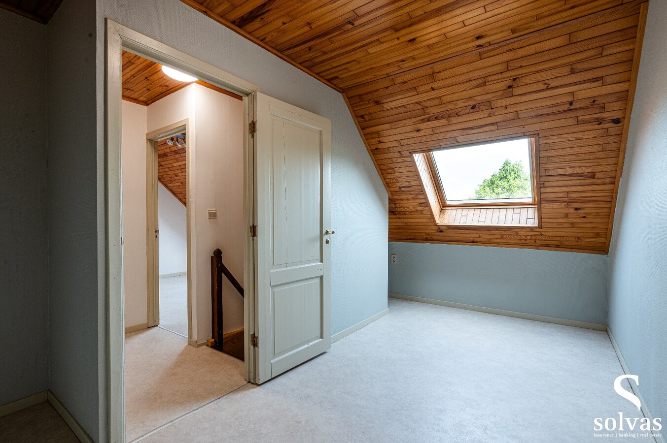 Alleenstaande woning met afzonderlijke ruime garage 