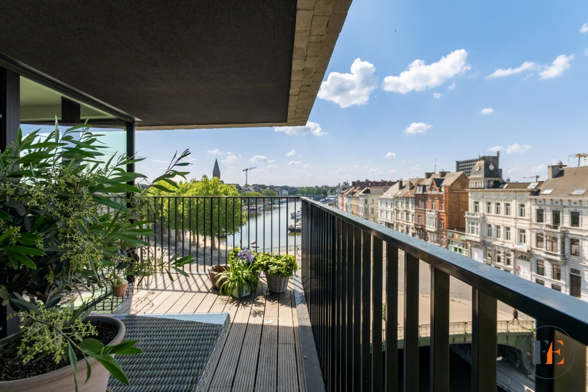 Mooi gelegen appartement langsheen het water met terrassen en parkeerplaats te Gent 