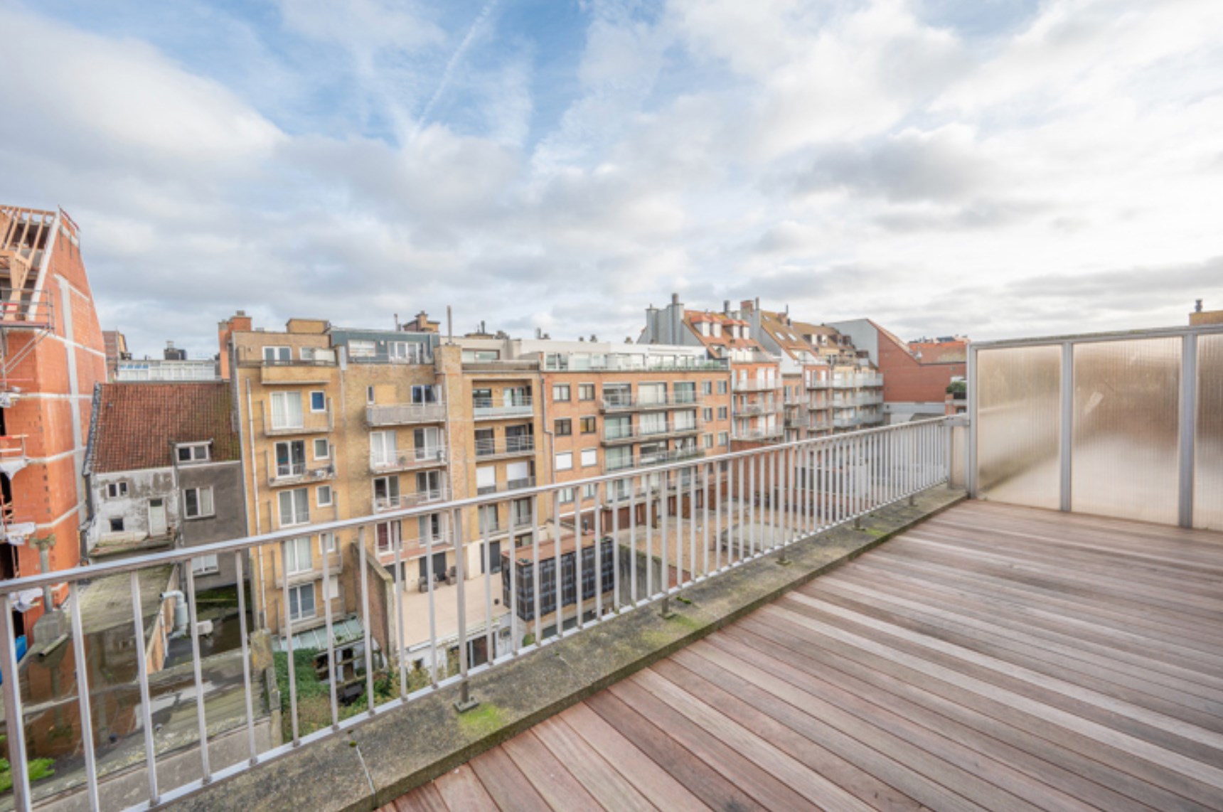 Integraal gerenoveerd dak-appartement met zonne-terrassen op 20 meter wandelafstand van de zeedijk-Albertstrand. 