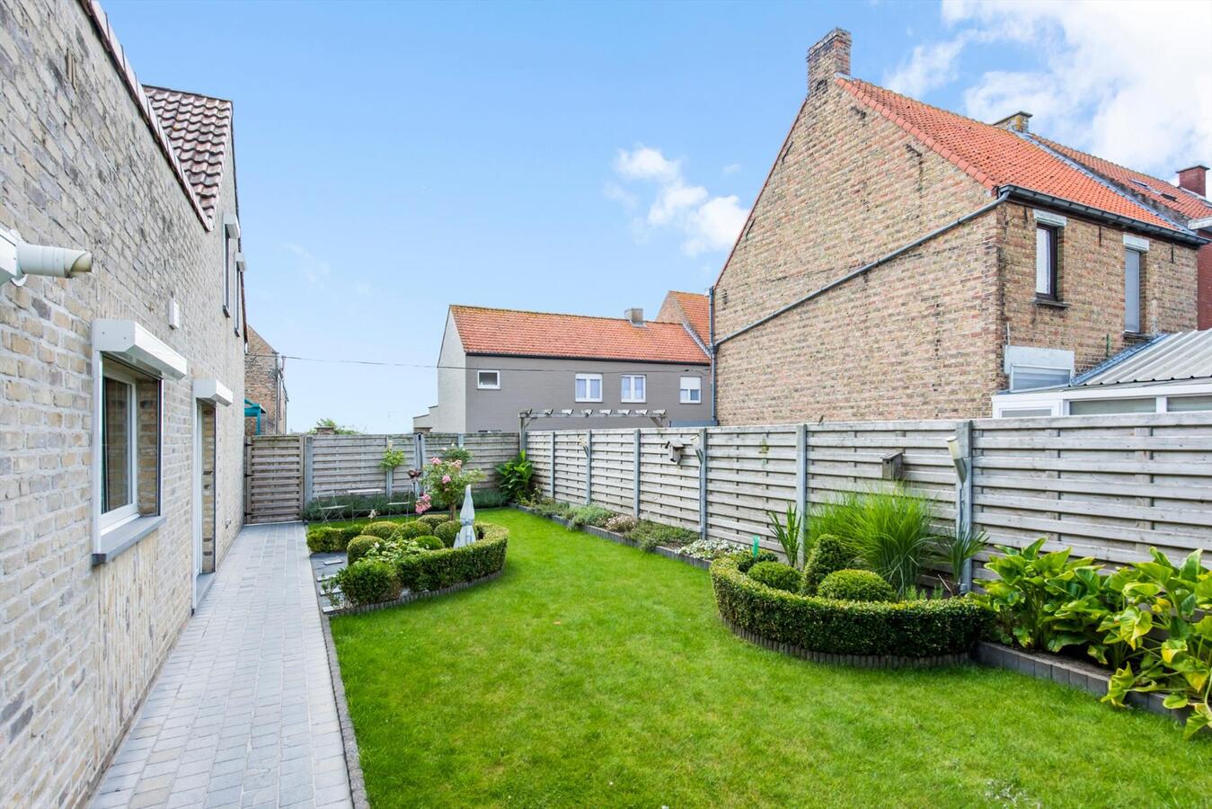 Instapklare woning met 3 slaapkamers en garage te Beerst 