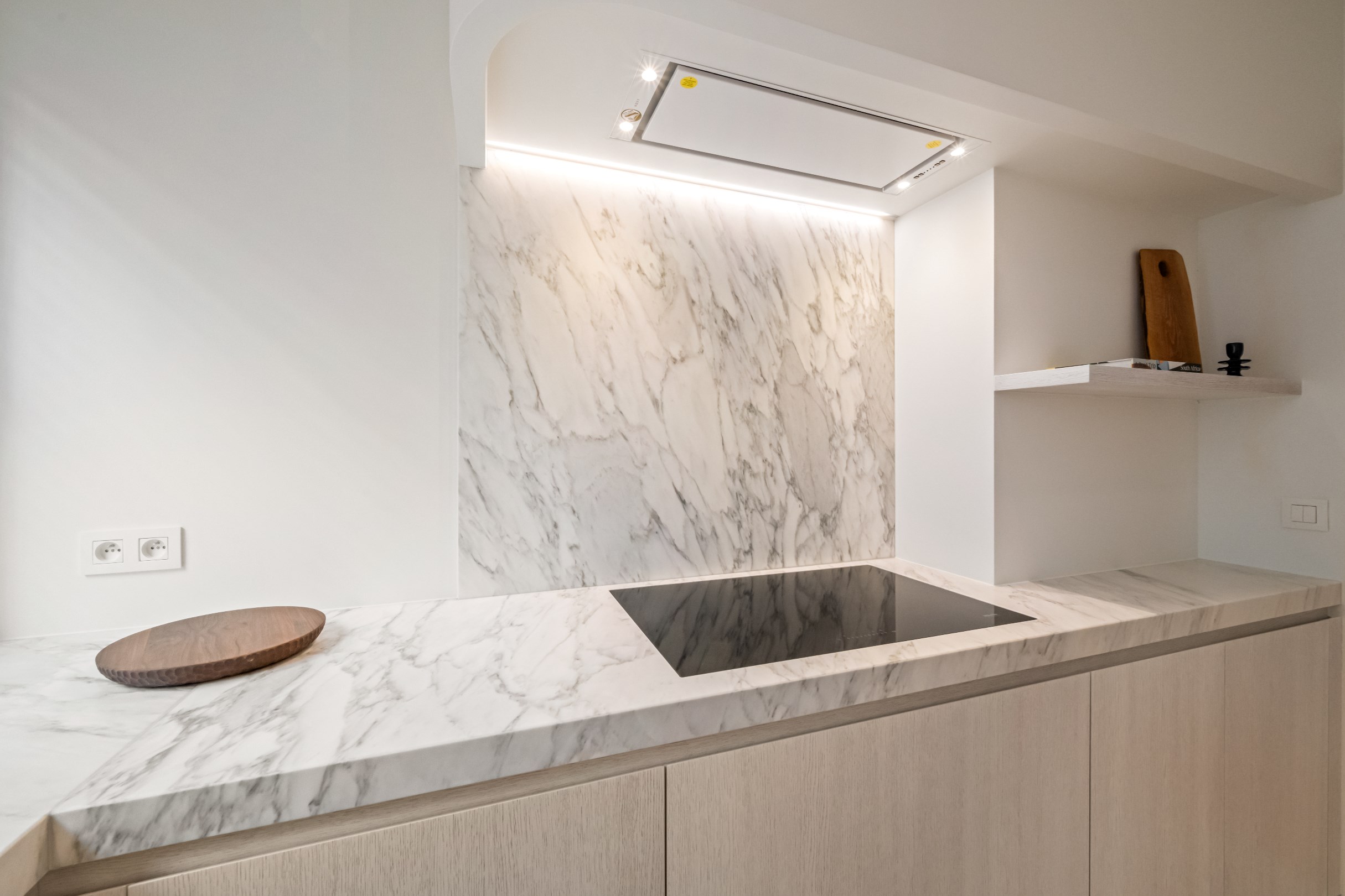 Appartement de trois chambres &#233;l&#233;gamment r&#233;nov&#233; avec vue d&#233;gag&#233;e sur la Kustlaan. 