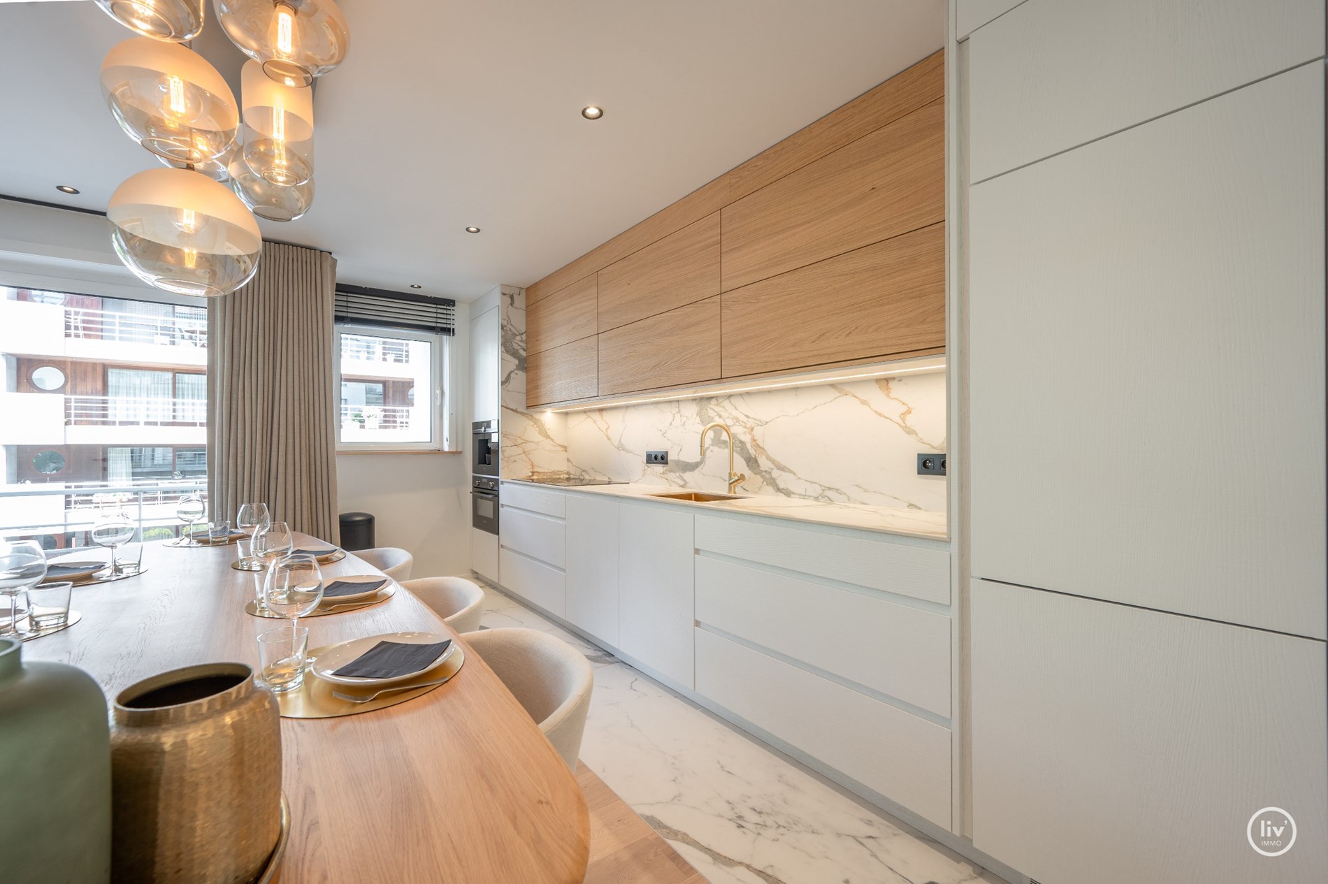 Instapklaar 3-kamer appartement op wandelafstand van de Lippenslaan met zuidgericht-terras. 8m gevelbreedte ! garage mogelijk in het gebouw. 