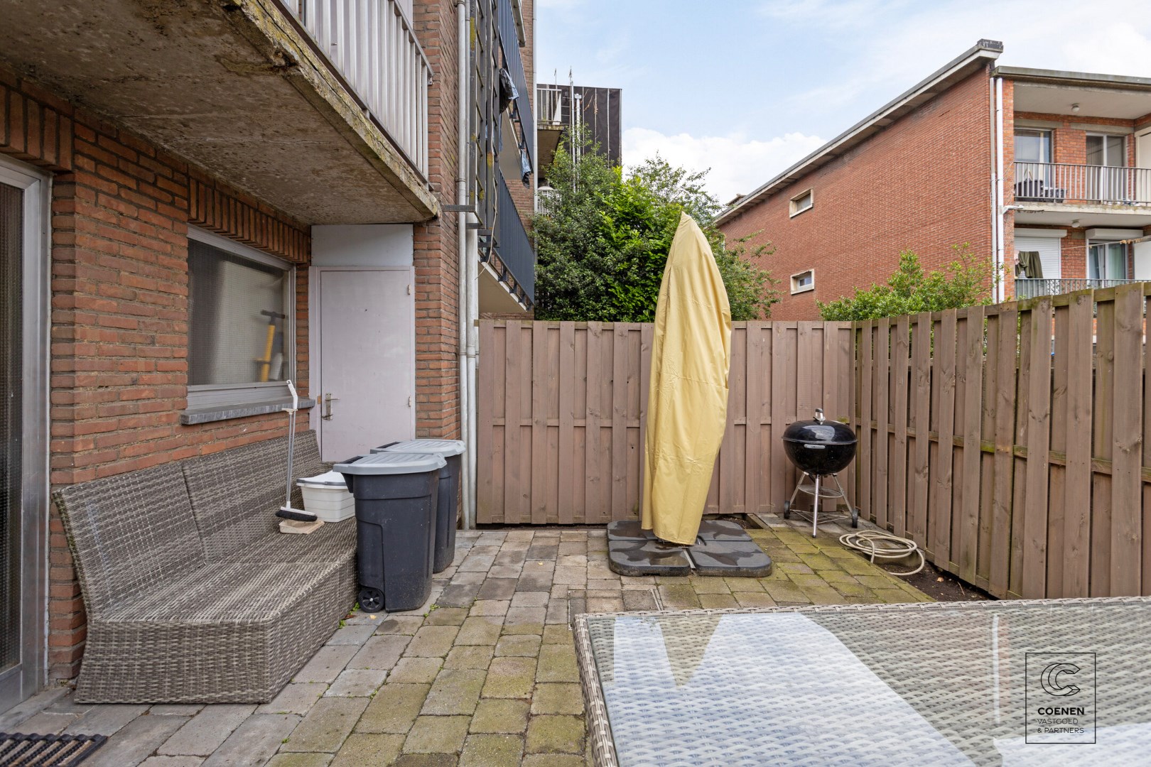 Instapklaar appartement met 2 slkp&#39;s, bew. opp van 80 m&#178; met dubbele garage &#233;n tuin! 