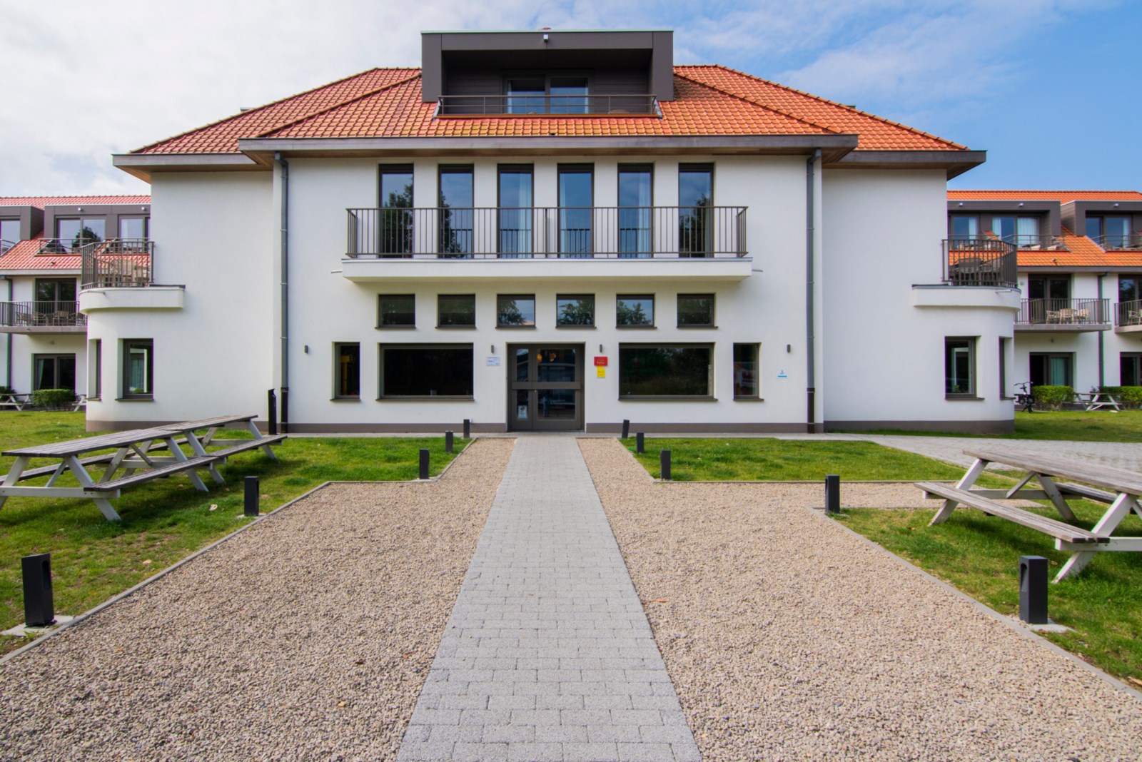 Vakantiesuite met aparte slaapkamer en slaaphoek vlakbij het strand 