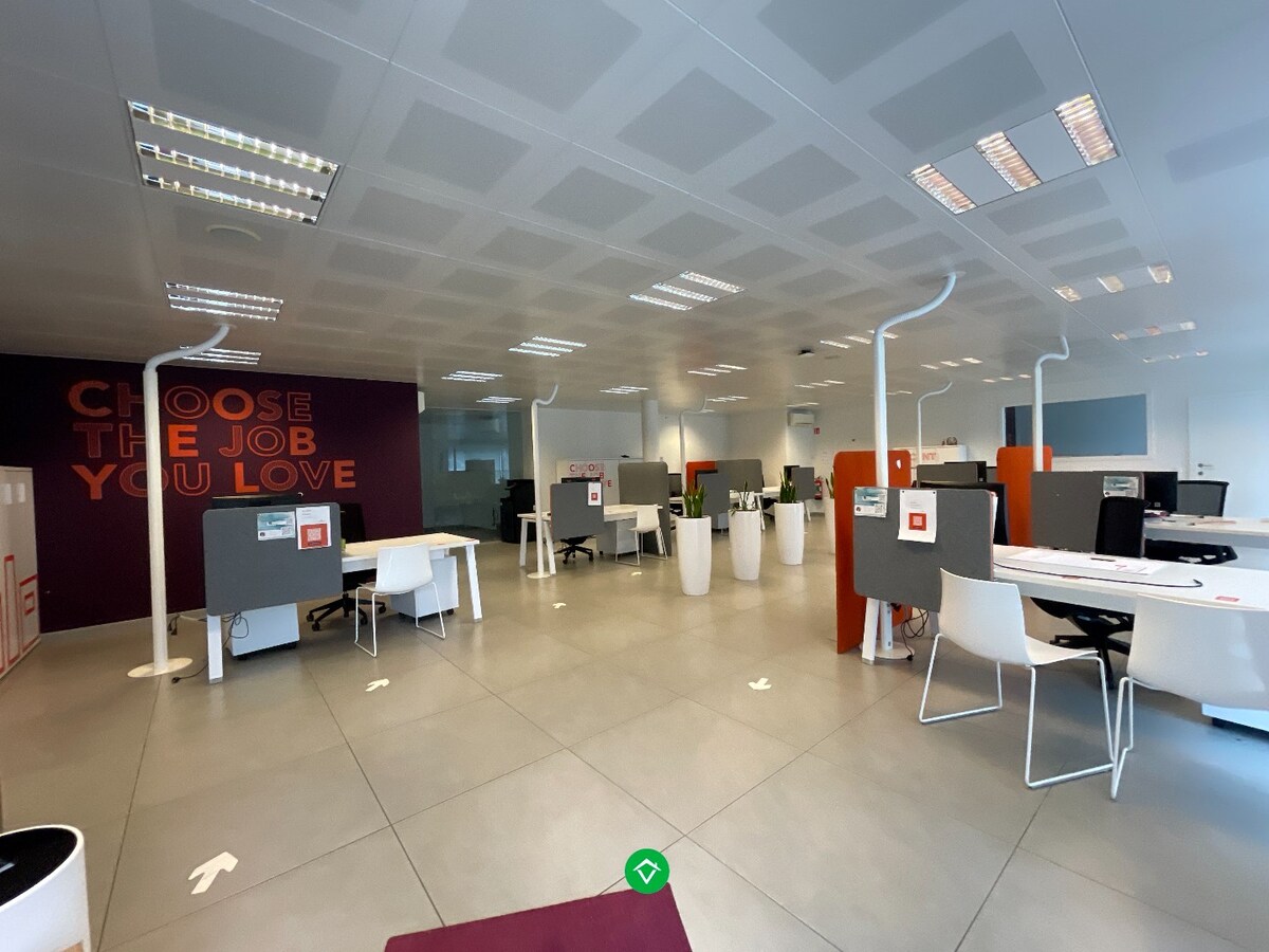 Ruim handelspand van 183m&#178; op een centrale ligging te Roeselare 