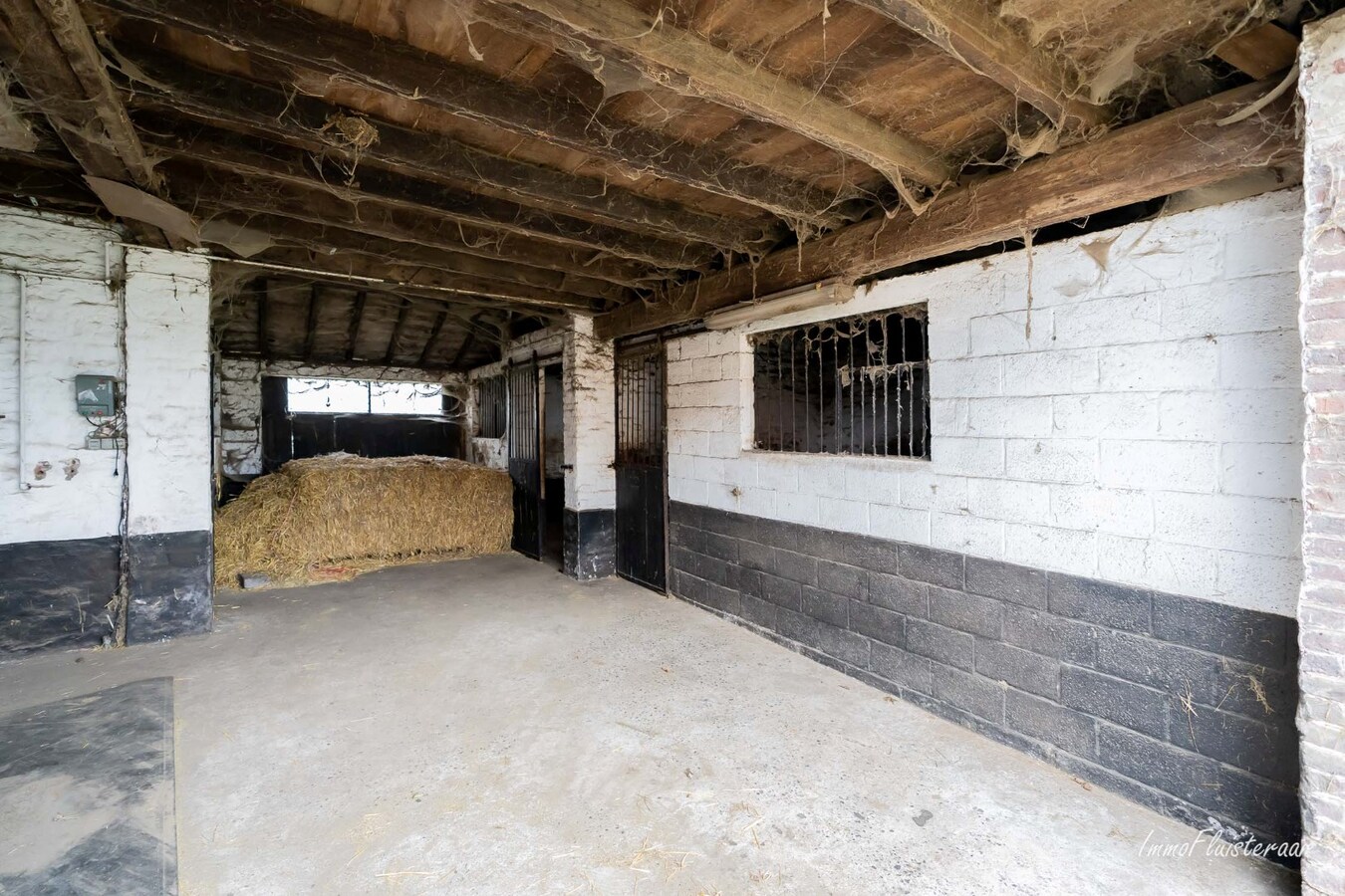 Hoeve met landelijk, weids zicht en naastliggende bouwgrond. 