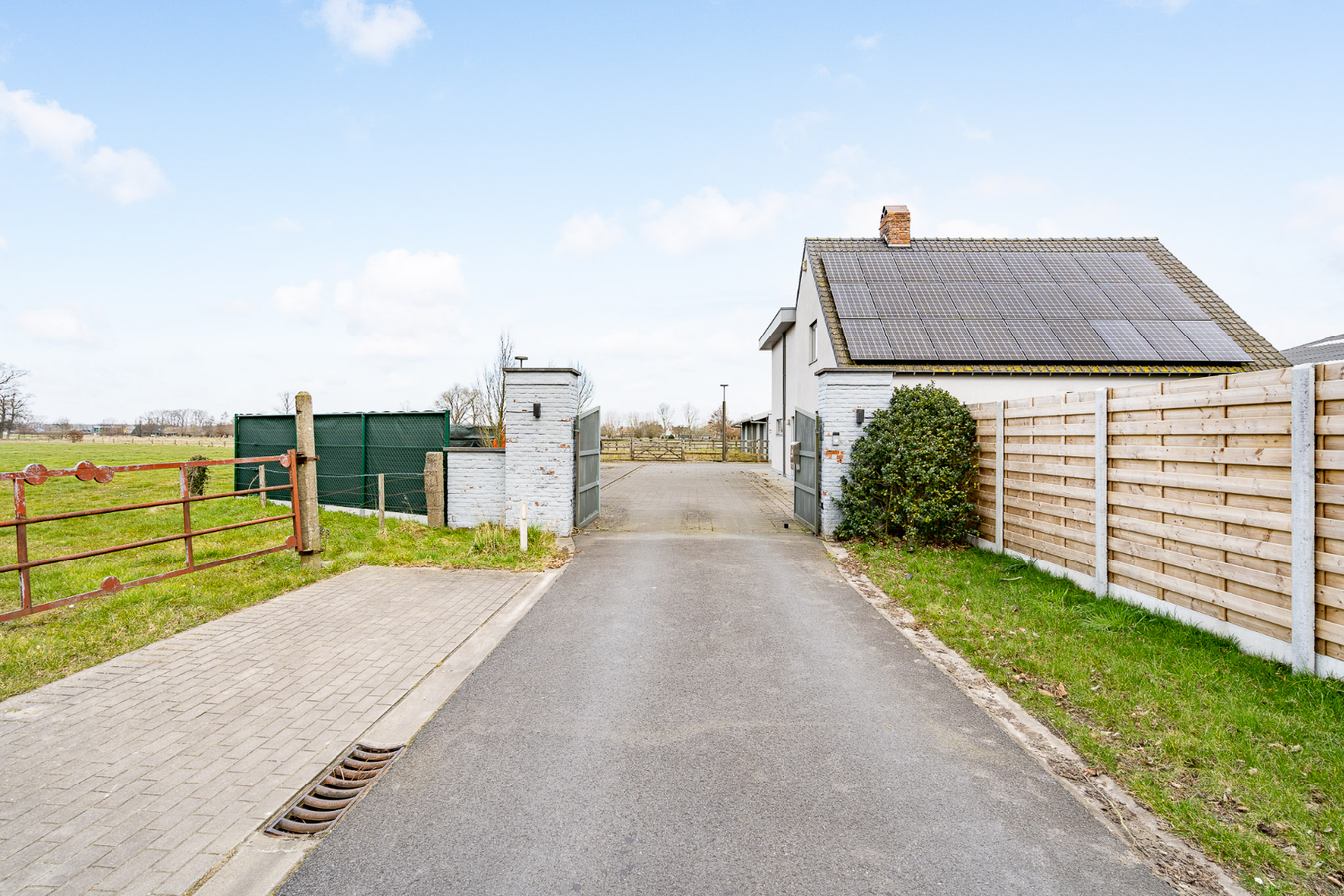 Landelijk gelegen hofstede met loodsen en weilanden op ca. 1,1ha te Zedelgem 