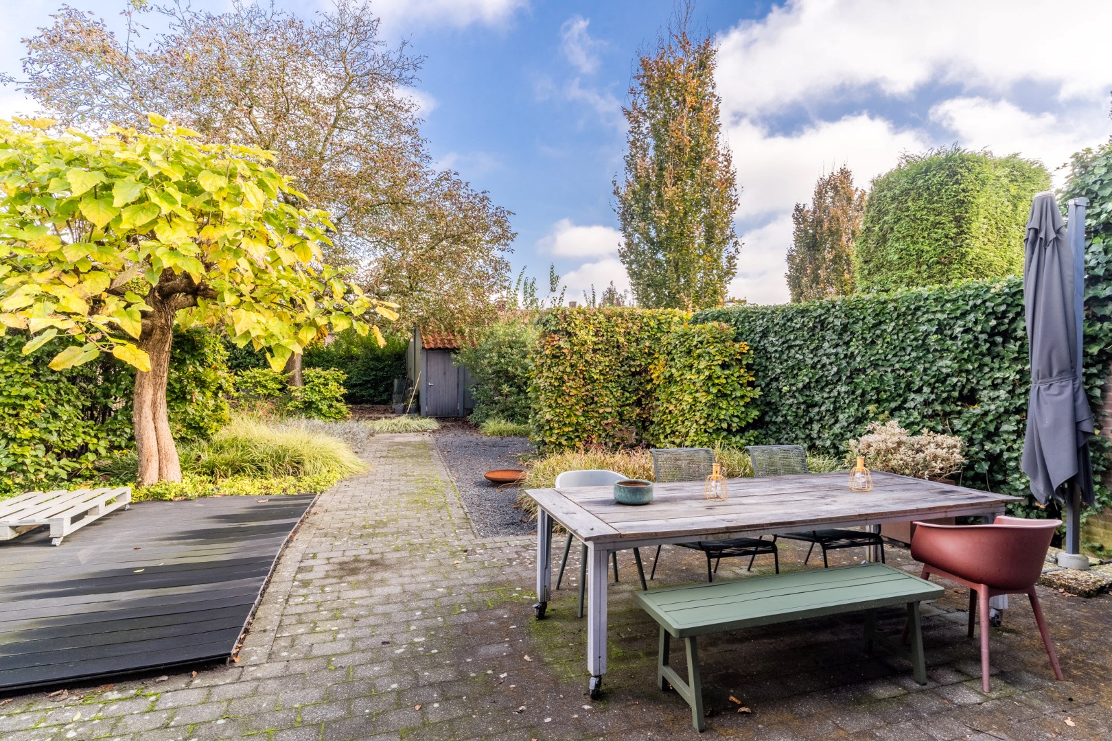 Smaakvol gemoderniseerde en uitgebouwde tweekapper met inpandige garage en diepe tuin. Energielabel C. 