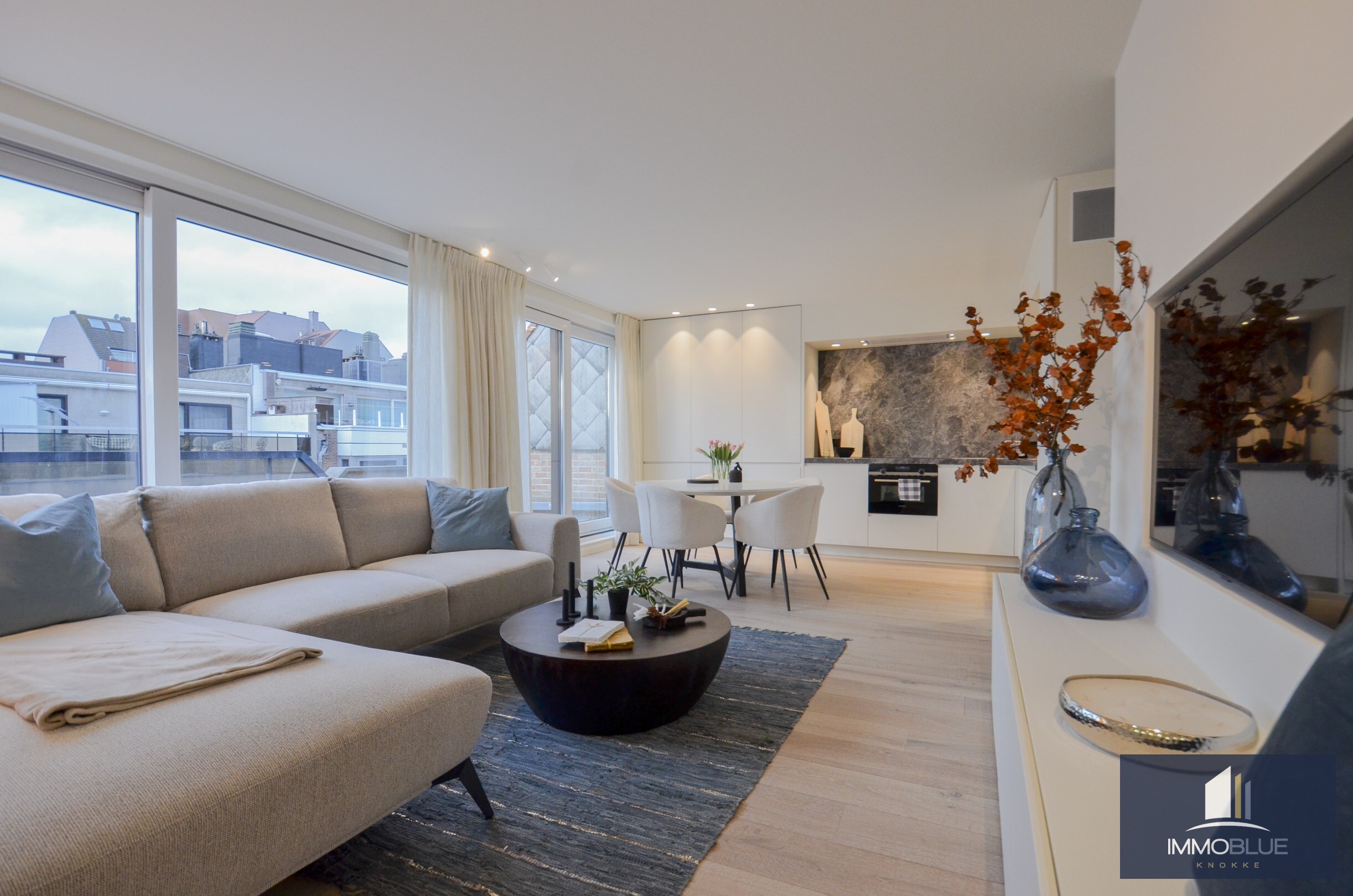 Volledig gerenoveerde penthouse met twee ruime terrassen (+/- 50 m&#178;) gelegen op een boogscheut van de zee. 