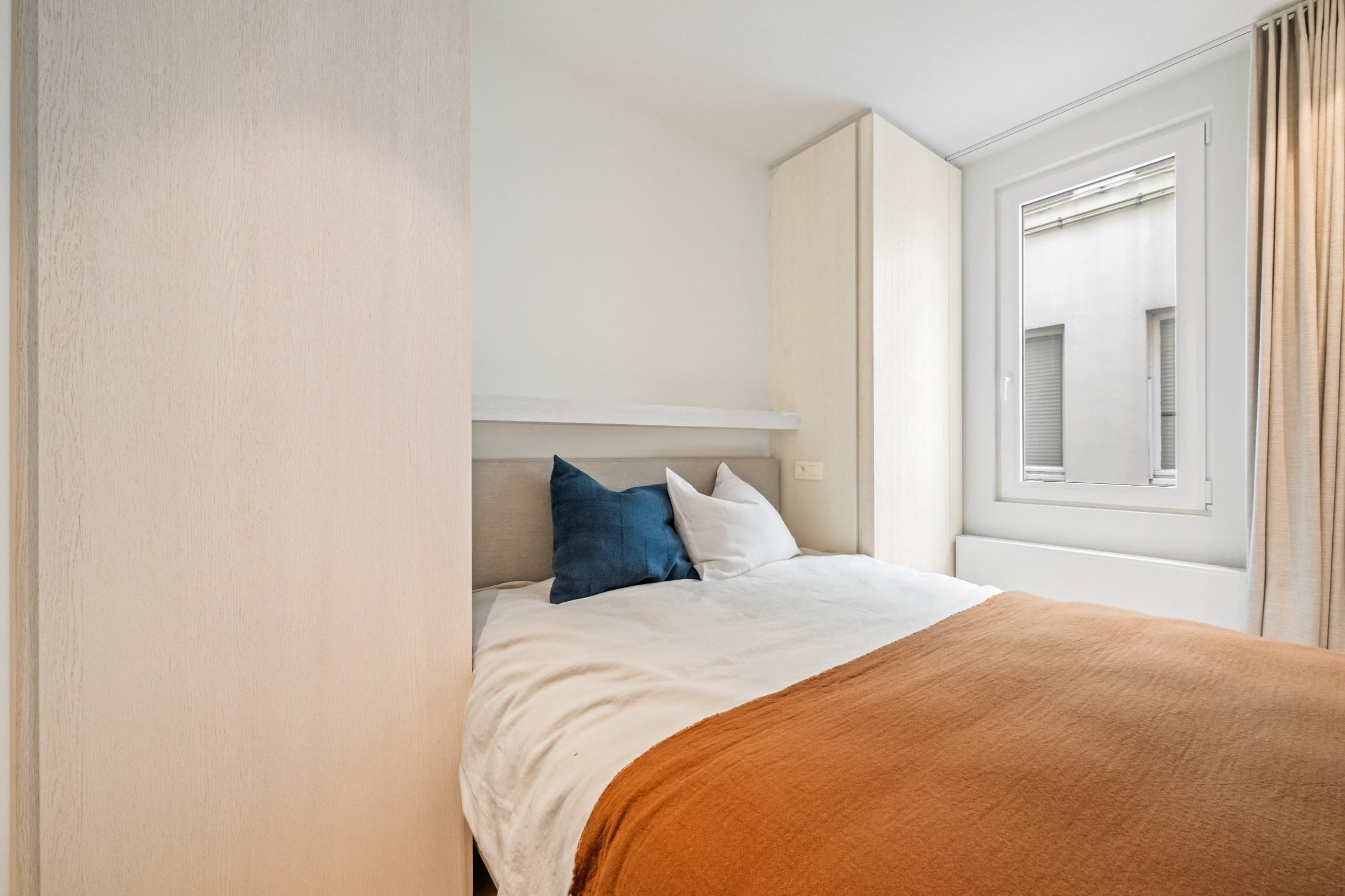 Appartement de trois chambres &#233;l&#233;gamment r&#233;nov&#233; avec vue d&#233;gag&#233;e sur la Kustlaan. 