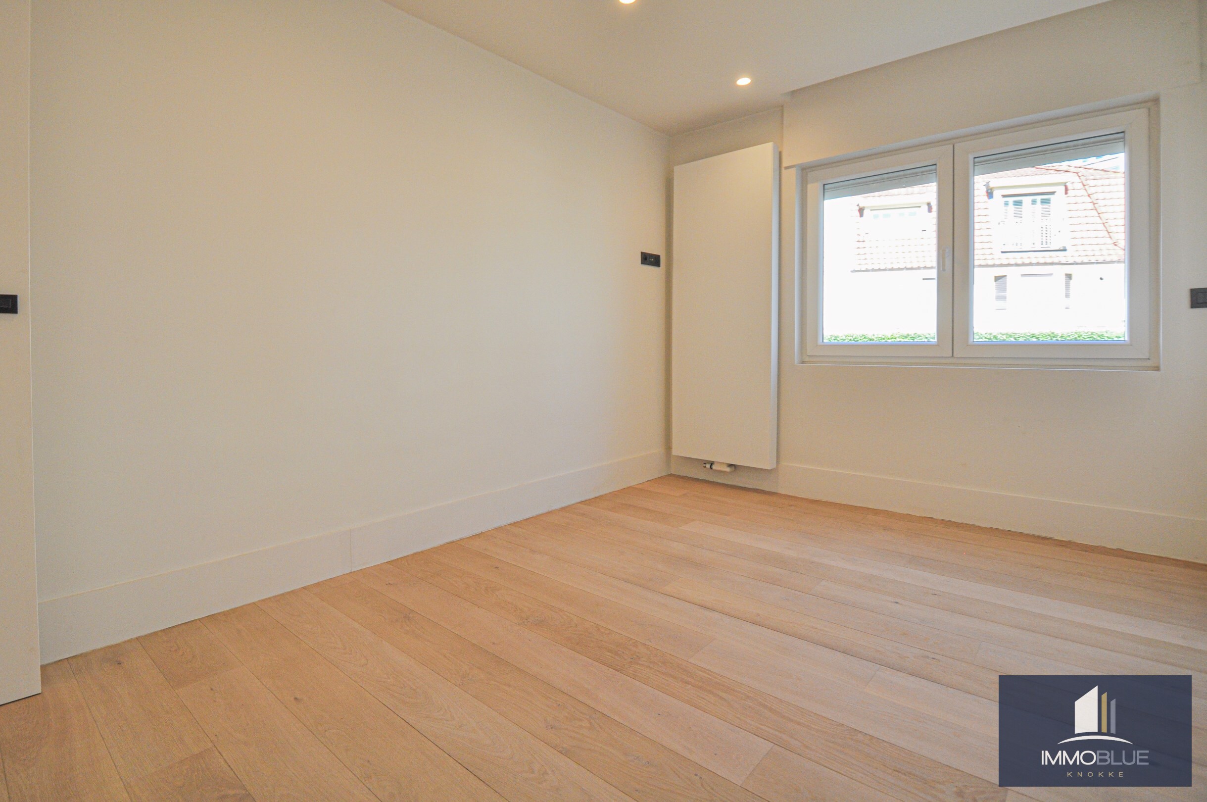 Appartement d&#39;angle avec une vue d&#233;gag&#233;e sur la Kustlaan, situ&#233; dans une r&#233;sidence de standing. 