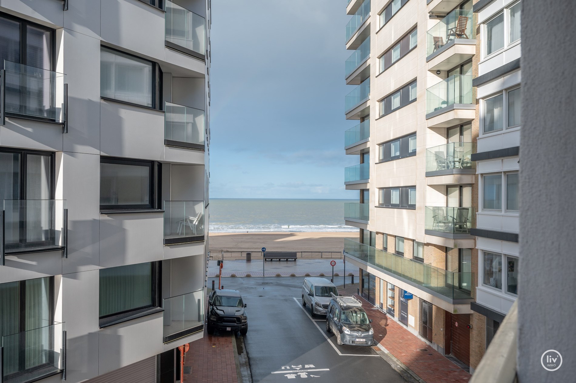 Gerenoveerd 2 slaapkamer appartement met een prachtig zeezicht gelegen nabij het Driehoeksplein te Knokke. 