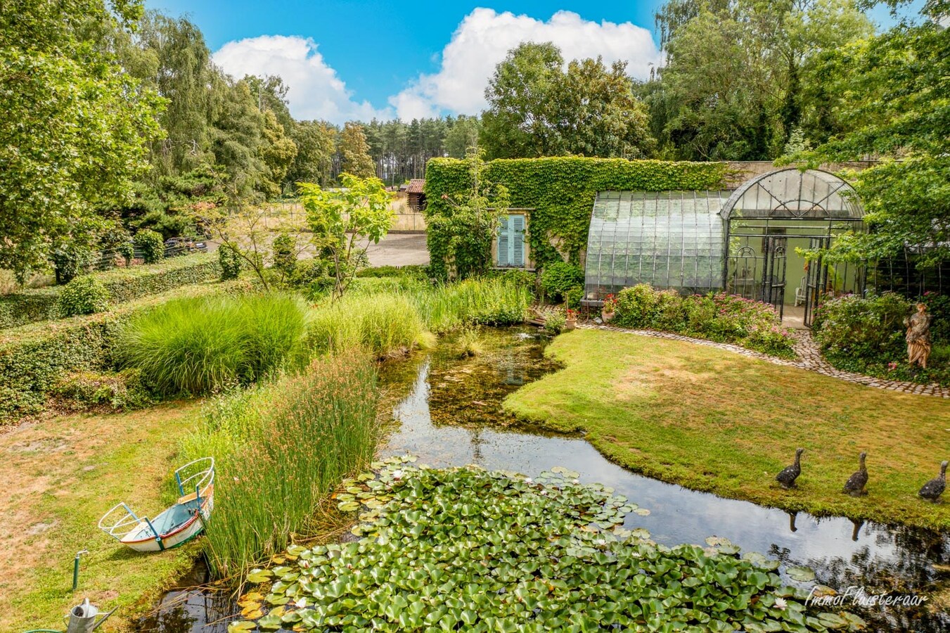 Ruime laagbouwwoning met magazijn, sierserre, aanhorigheden en stallen op ca. 75a te Messelbroek (Scherpenheuvel-Zichem; Vlaams-Brabant) 