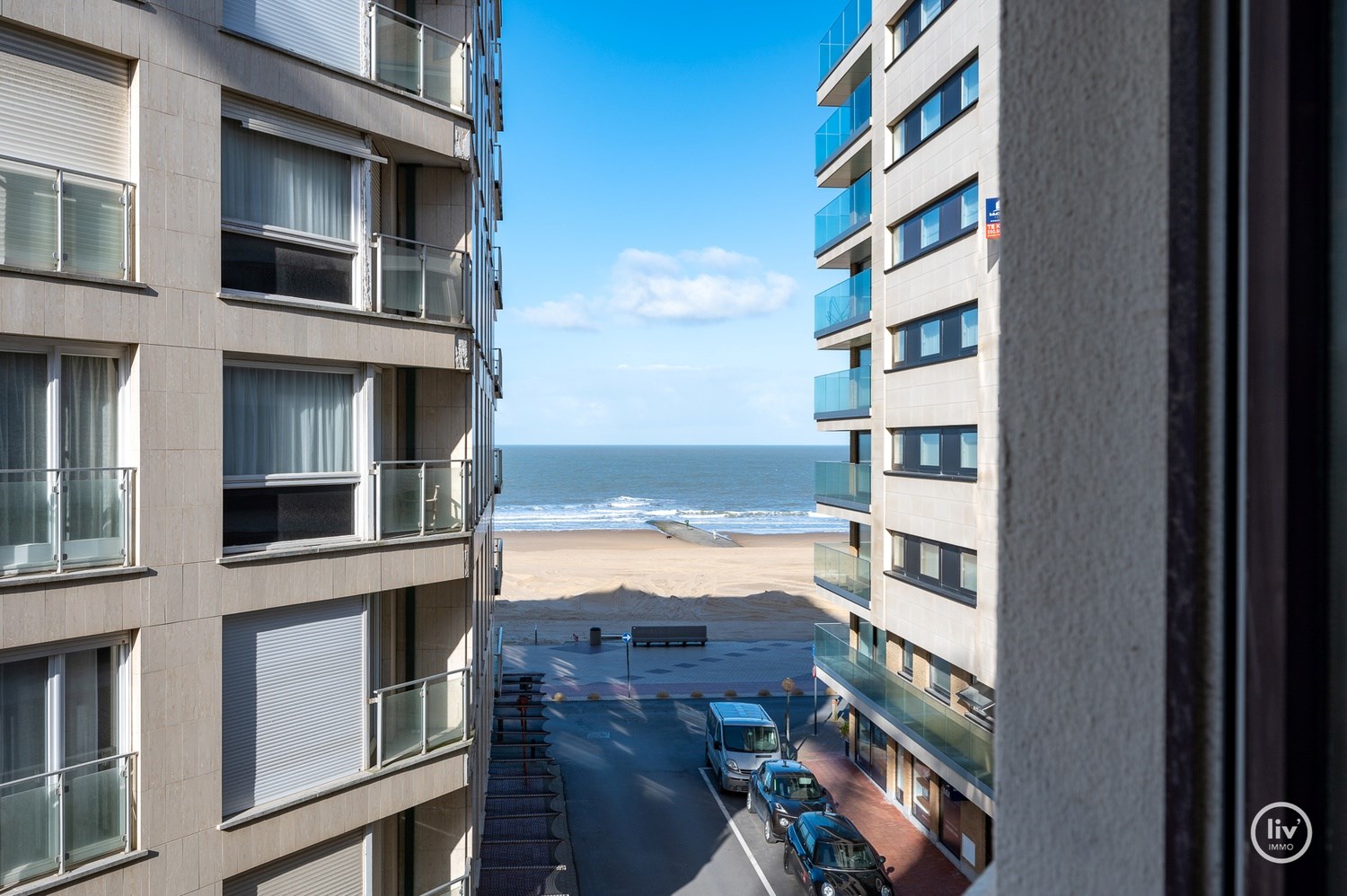 Tr&#232;s bel appartement r&#233;nov&#233; avec 3 chambres &#224; Knokke-Zoute avec vue partielle sur la mer. 