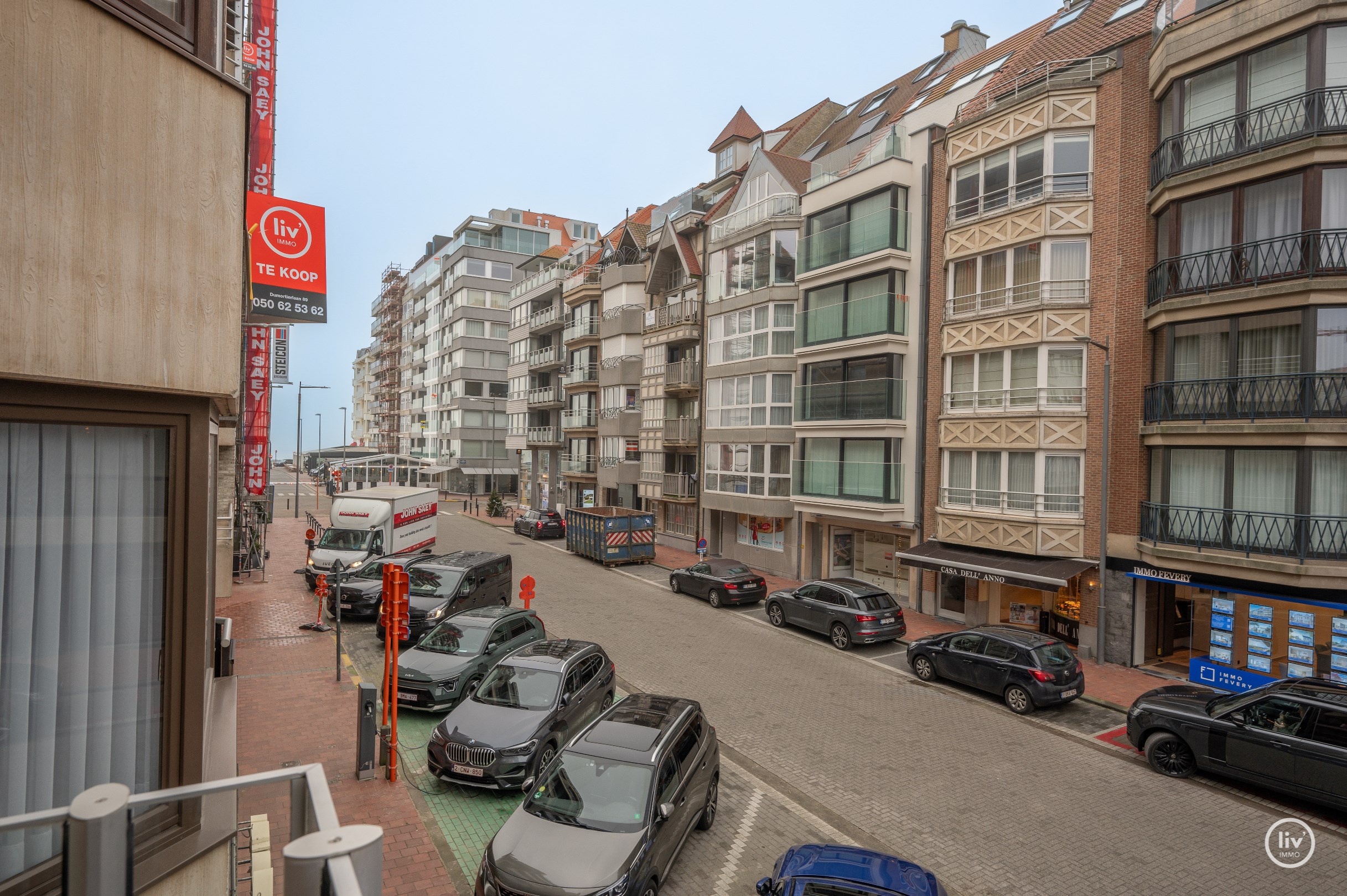 Schitterend gerenoveerd HOEKAPPARTEMENT met 3 volwaardige slaapkamers en telkens aanpalende badkamer, ideaal gelegen nabij het Rubensplein en de Zeedijk. 