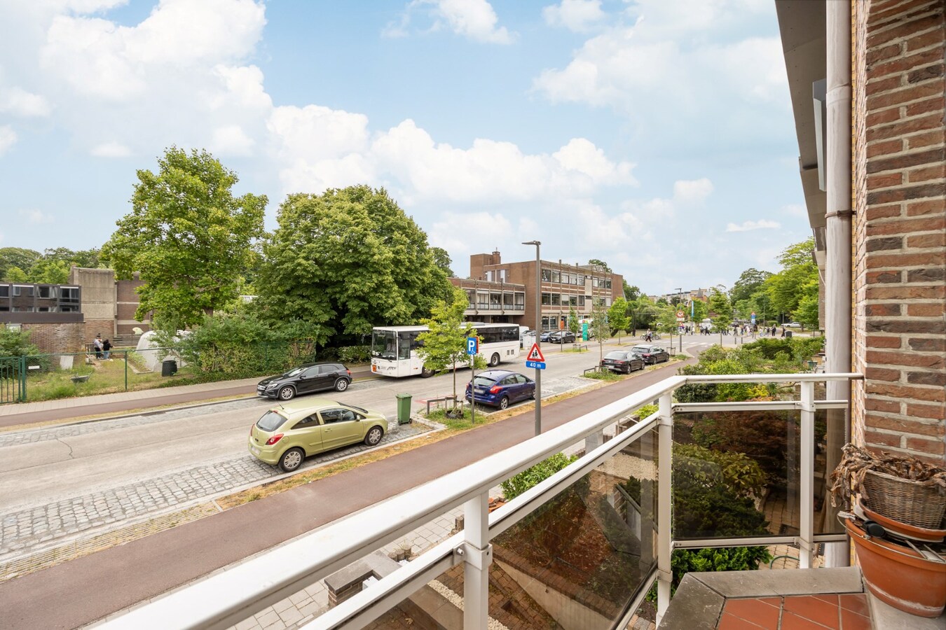 Opbrengsteigendom met 5 appartementen en 3 garages 
