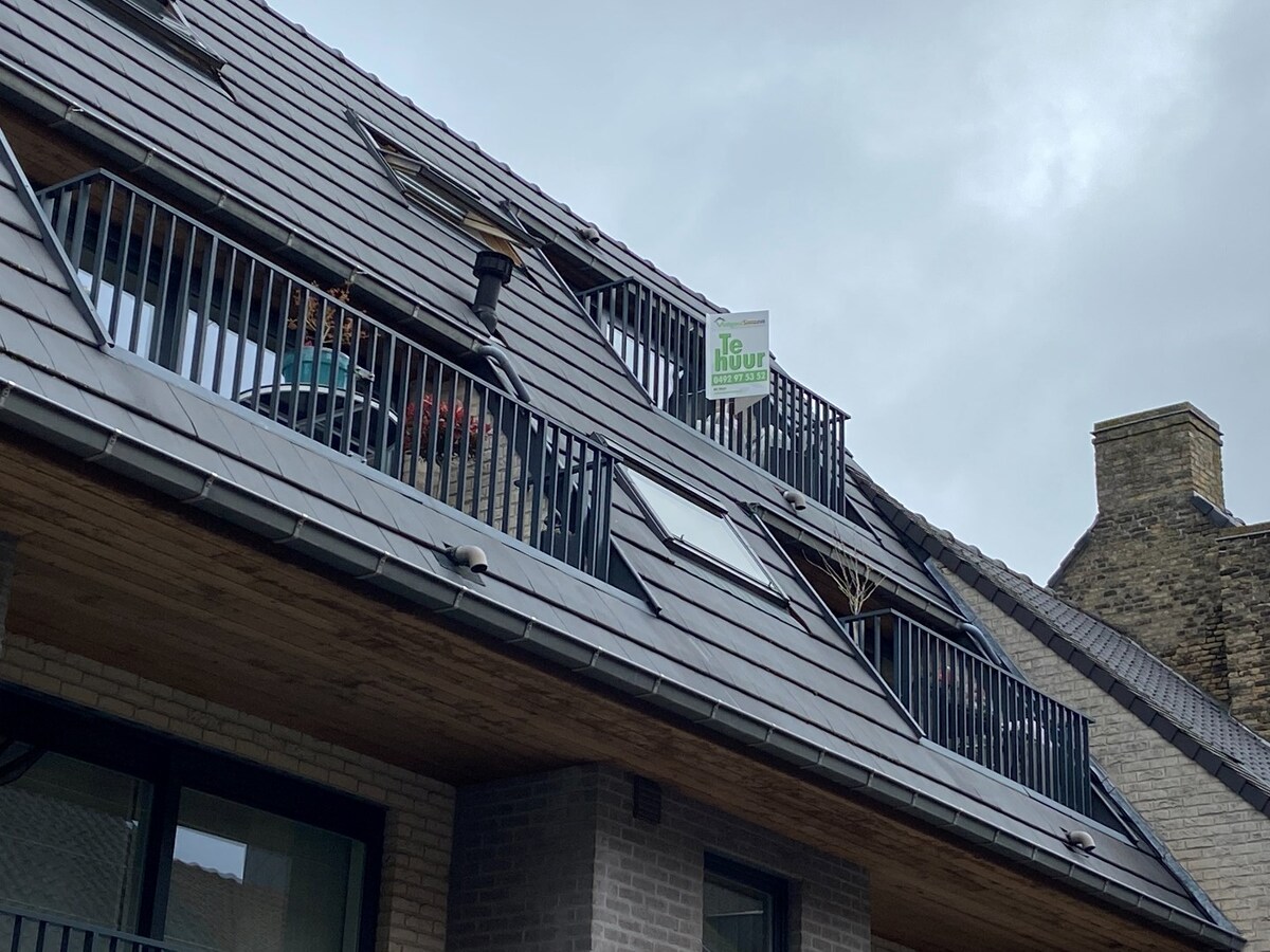 In het centrum gelegen dakappartement met 2 zonneterrassen te Koekelare 