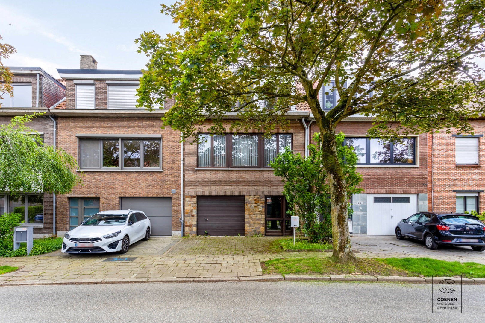 Te renoveren bel-&#233;tage woning (147 m&#178; bew. opp.) met 2 slaapkamers en tuin, centraal gelegen in Borsbeek! 