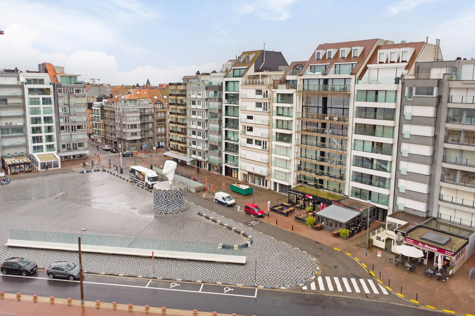 Appartement confortable d&#39;une chambre avec vue frontale sur la mer situ&#233; sur la place Rubens &#224; Knokke. 