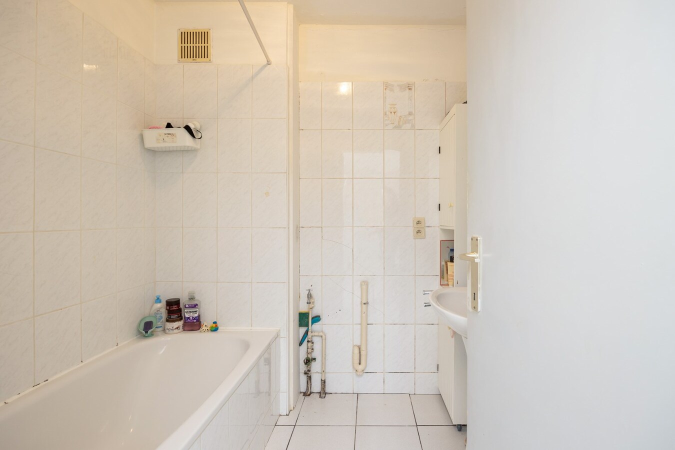 Opbrengsteigendom met 5 appartementen en 3 garages 
