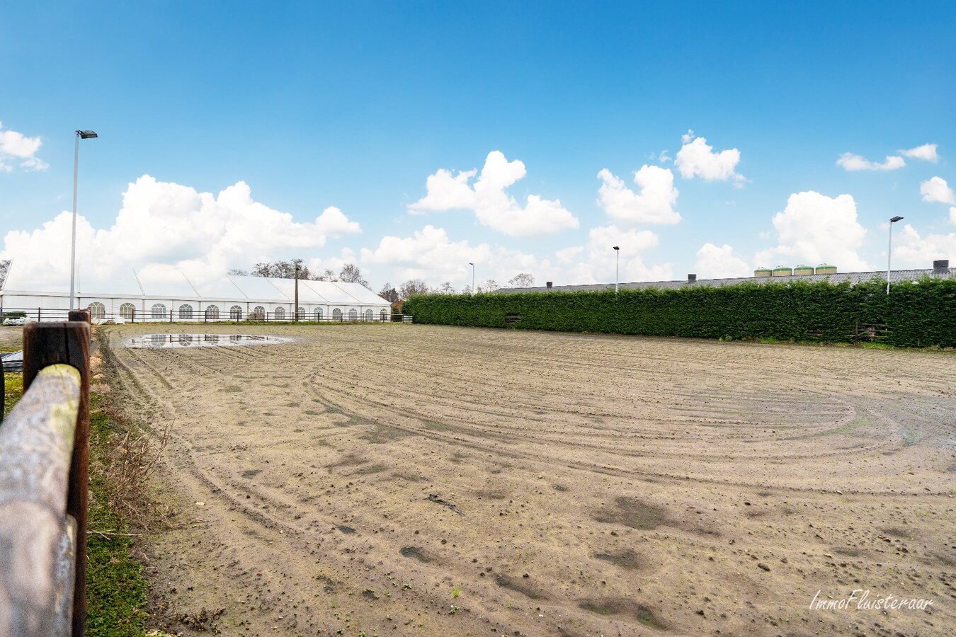 Hippisch complex op ca. 1,9 ha te Rijkevorsel Vergunning voor binnenpiste (60m x 30m) aanwezig! 