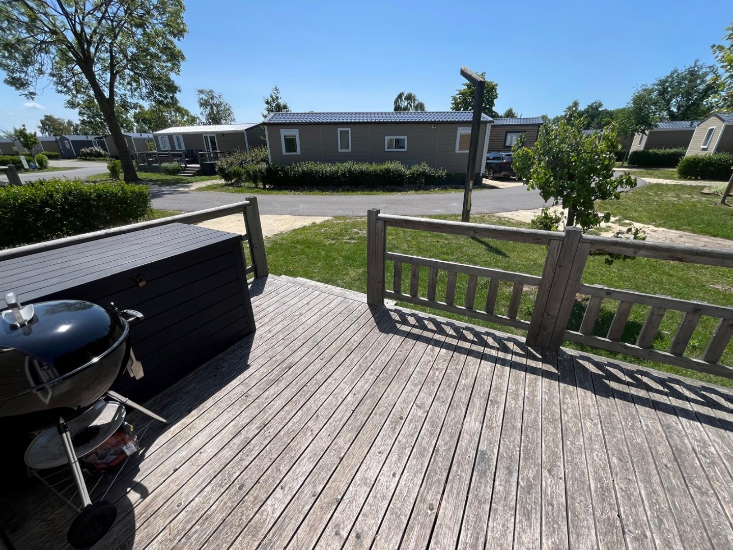 Zeer goed, vrijwel nieuw vakantie-chalet (Nr. Z32) aan de rand het Vakantiepark In de Bongerd te Oostkapelle, op loopafstand van het gezellige centrum van het dorp en natuurgebied de Manteling met aan 
