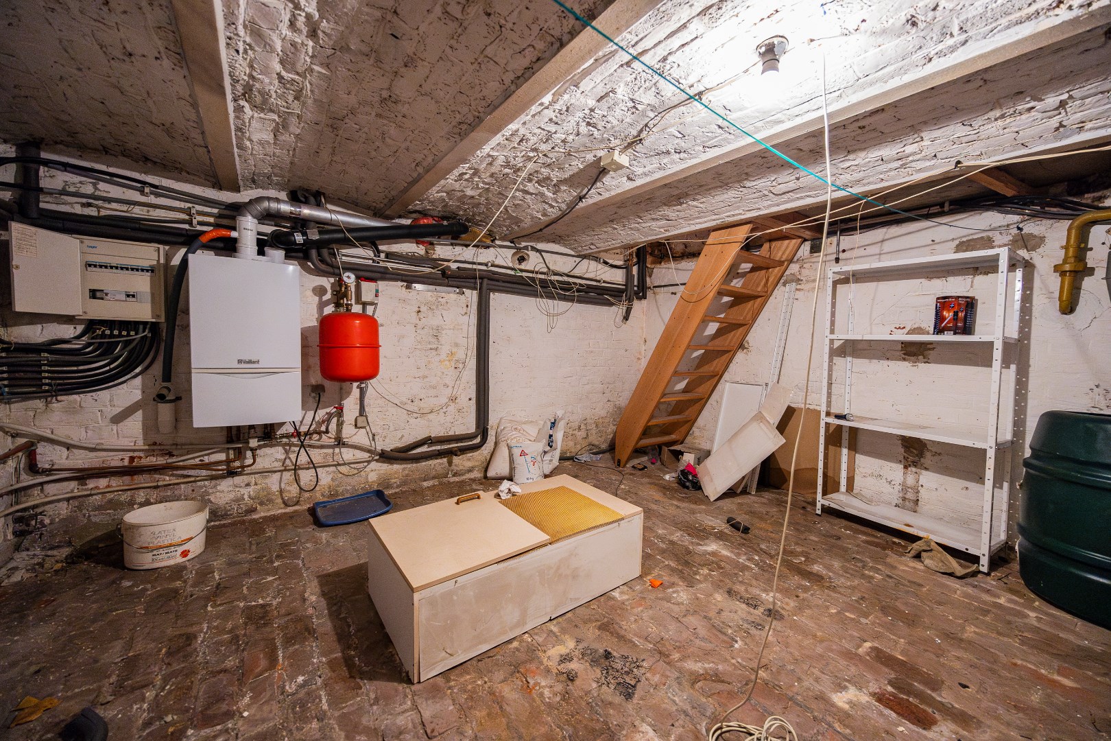 Te renoveren woning met 4 slpks en tuin te Huizingen 